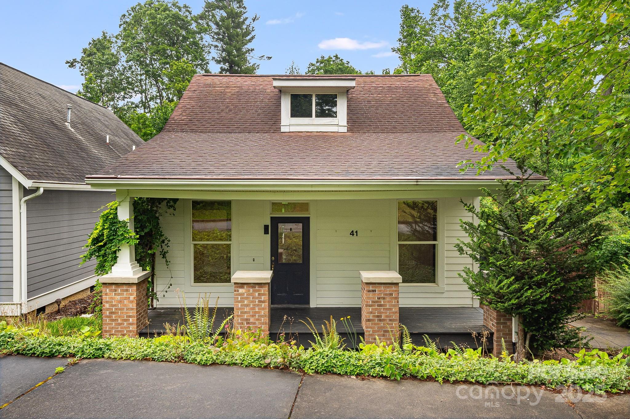 41 Town Circle Property Photo 1