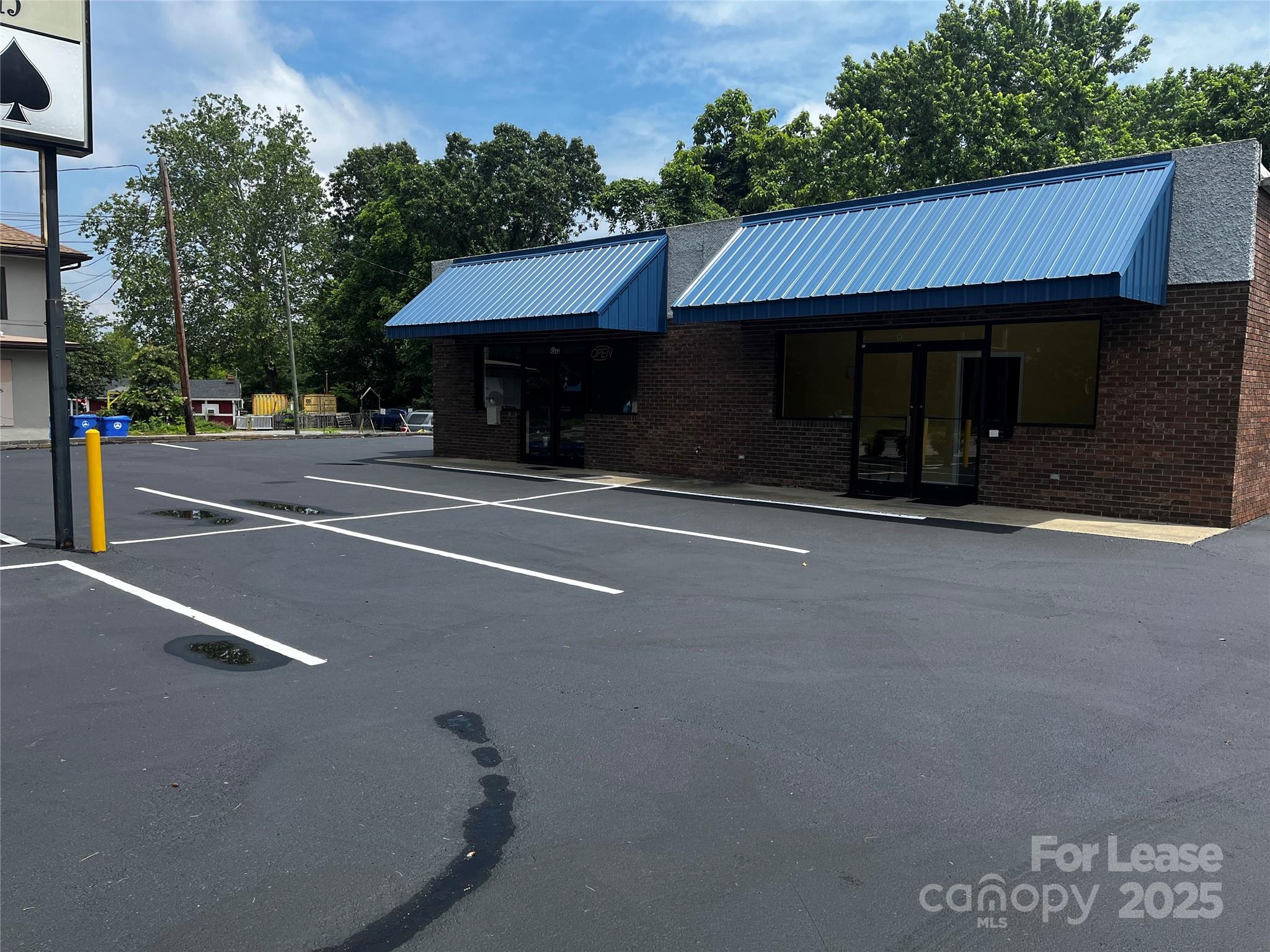524 Hendersonville Road B Property Photo 1