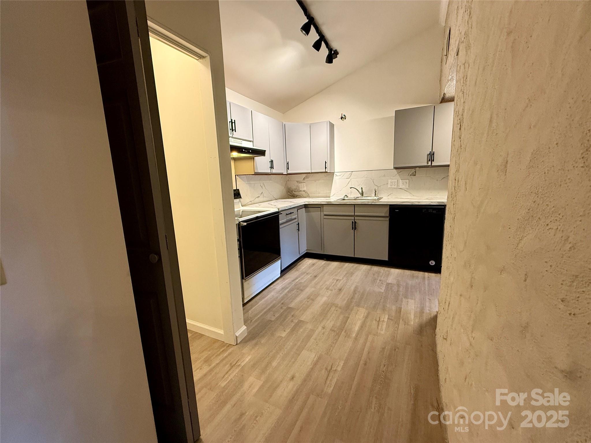 43 E Howard Street Property Photo 7