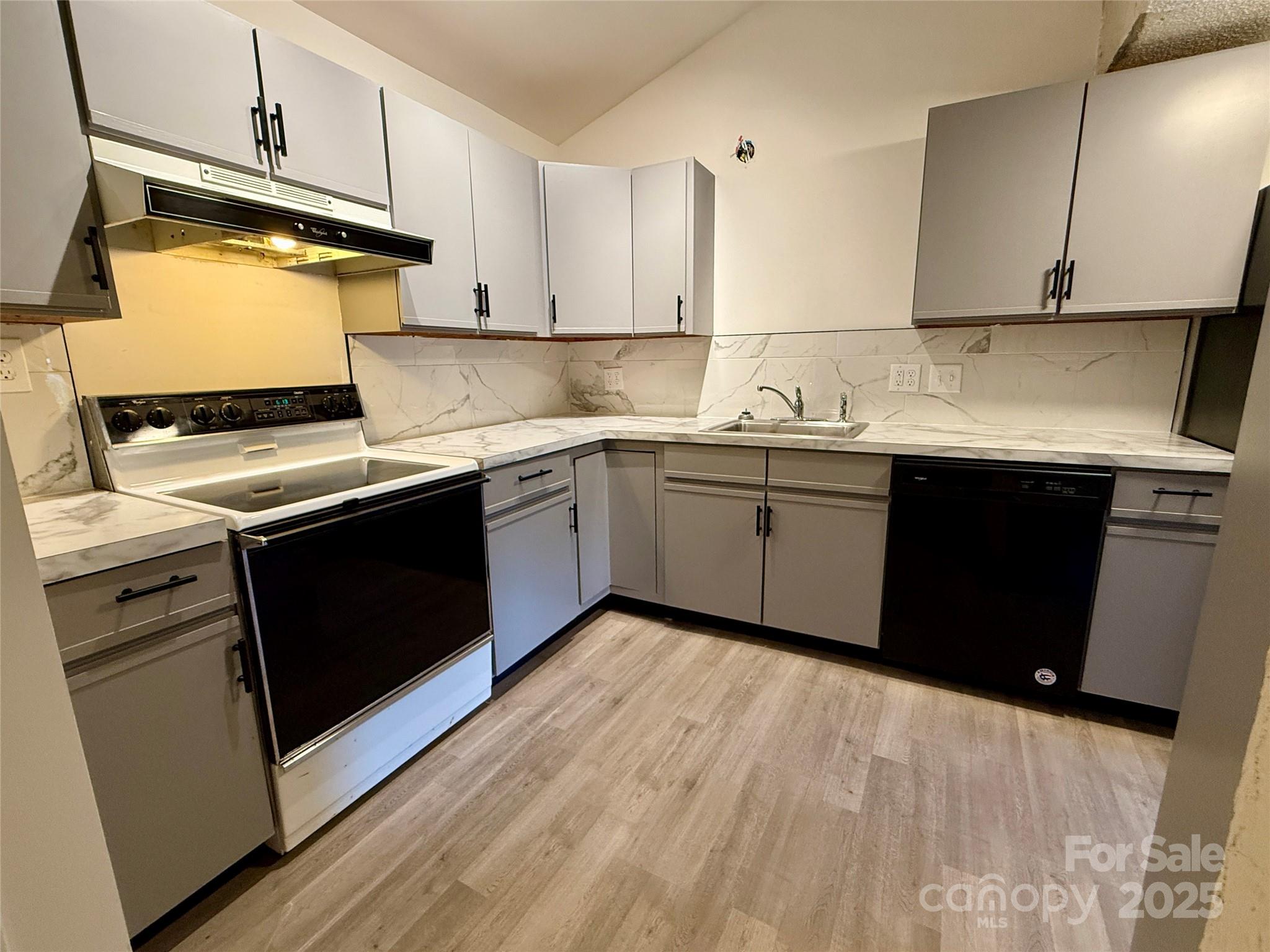 43 E Howard Street Property Photo 9
