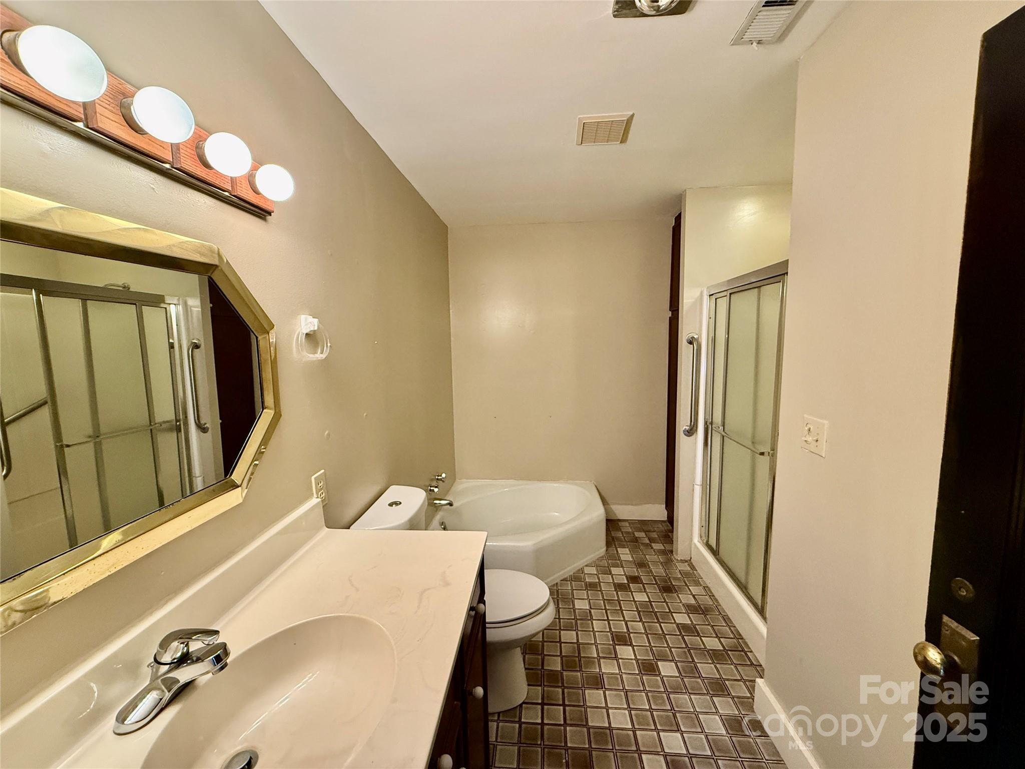 43 E Howard Street Property Photo 12