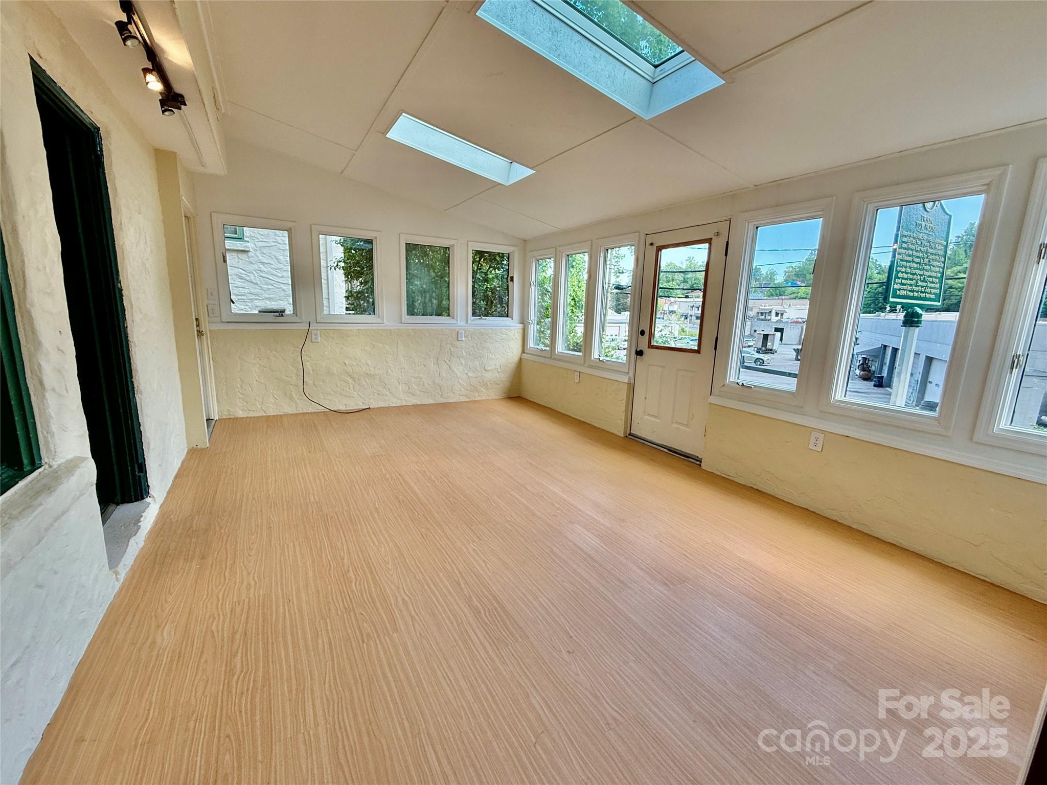 43 E Howard Street Property Photo 15