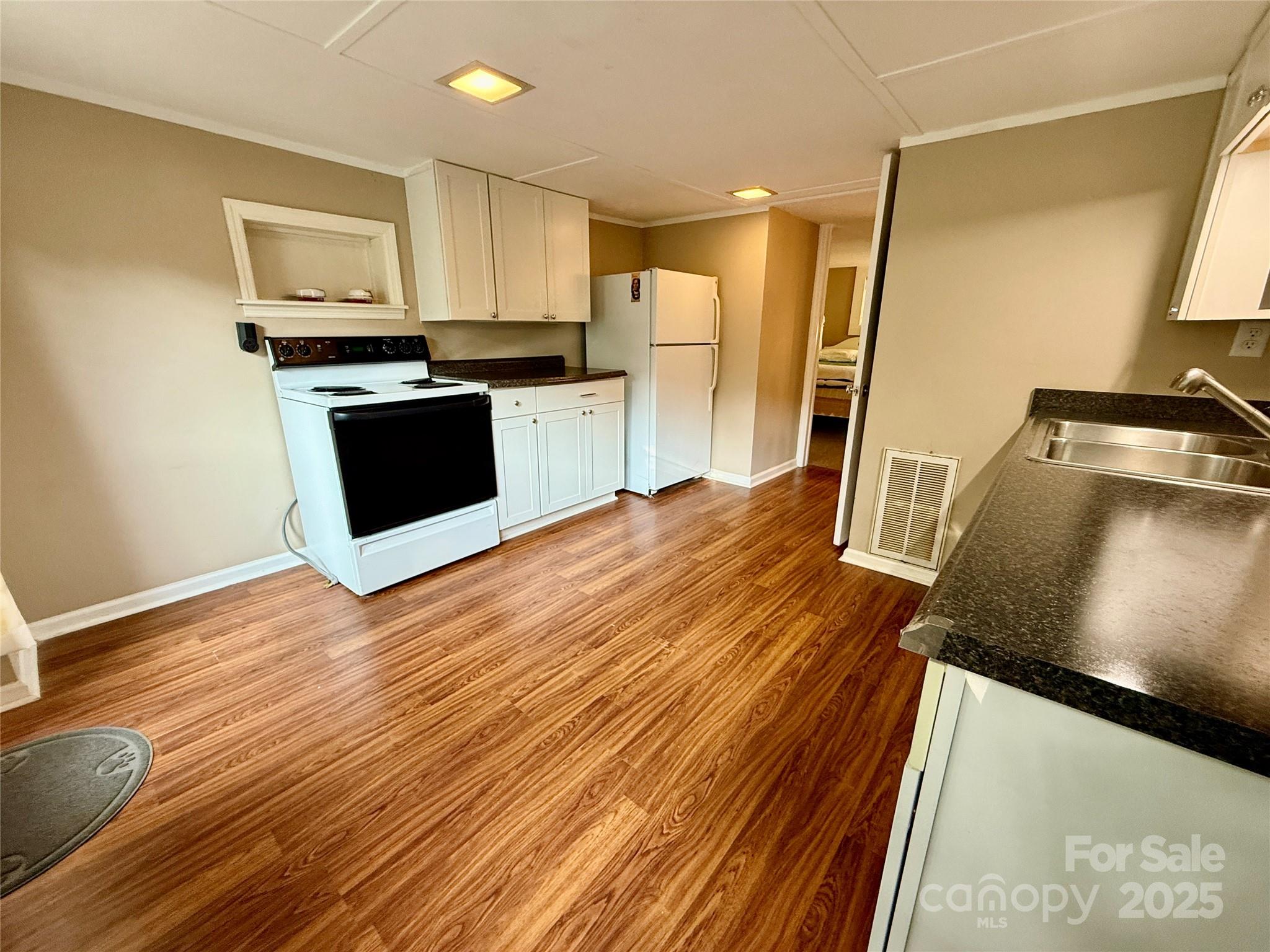 43 E Howard Street Property Photo 21
