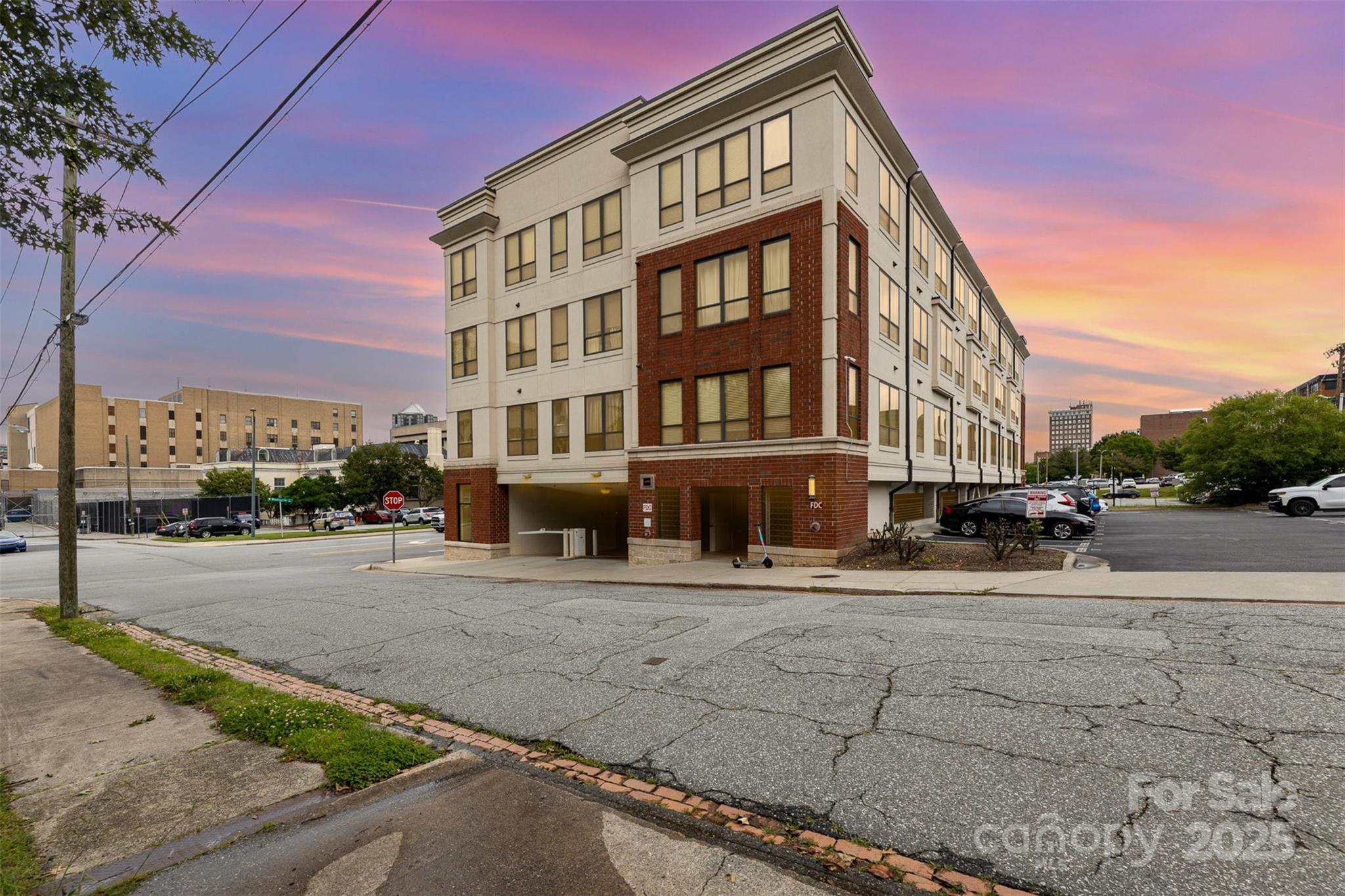411 W Washington Street Property Photo 1