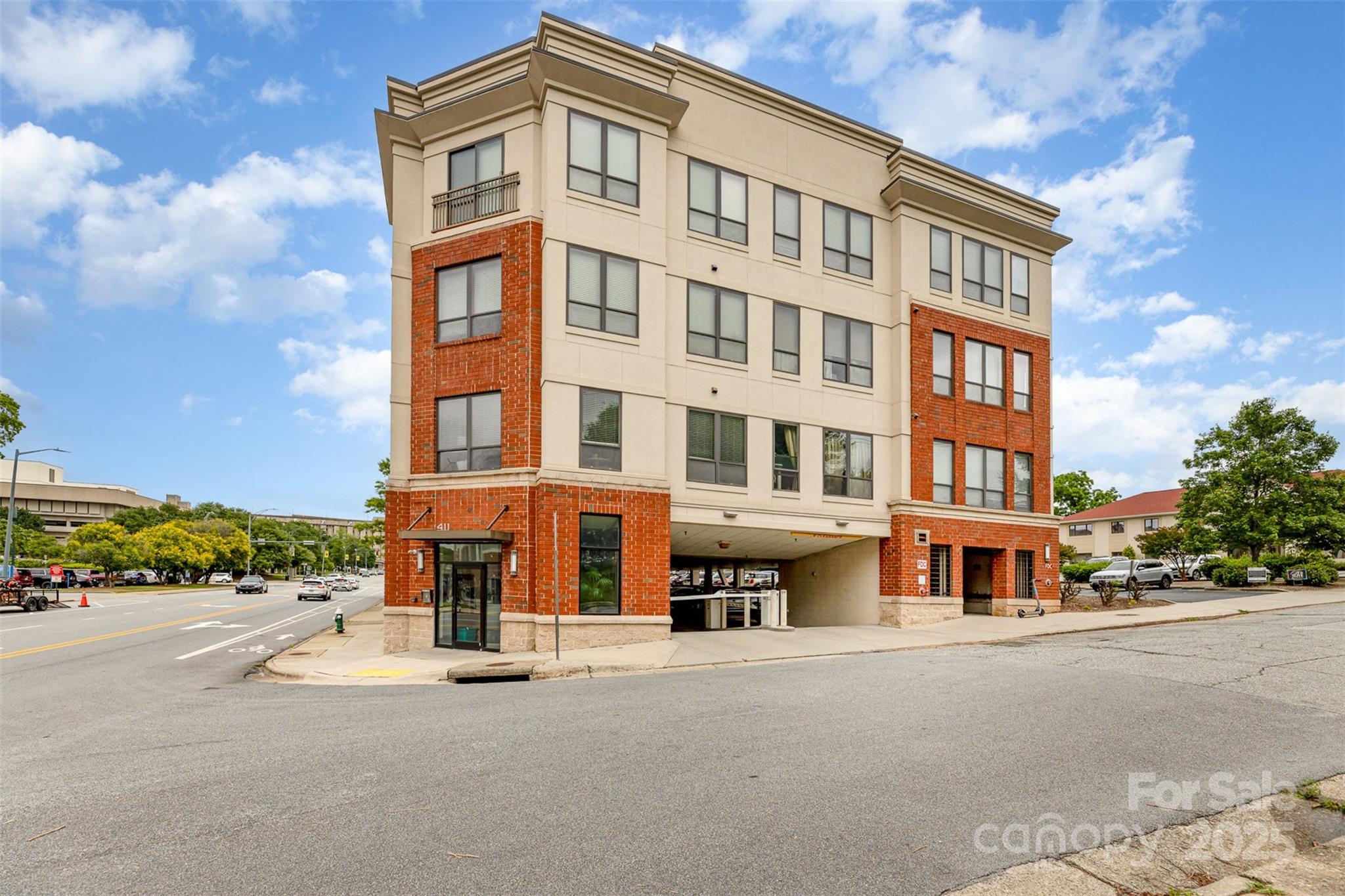 411 W Washington Street Property Photo 3