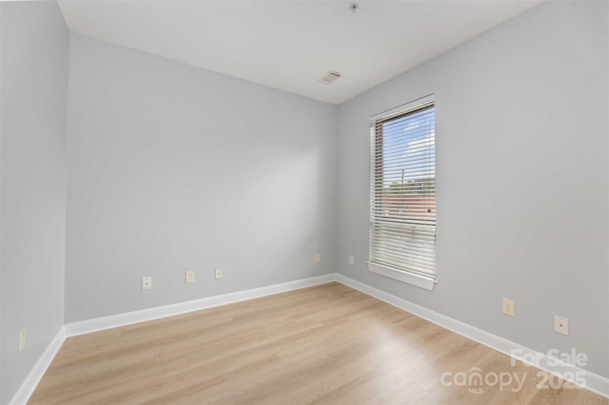 411 W Washington Street Property Photo 14