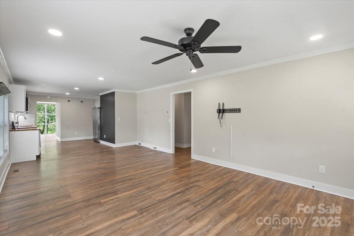 321 E Taylor Street Property Photo 6