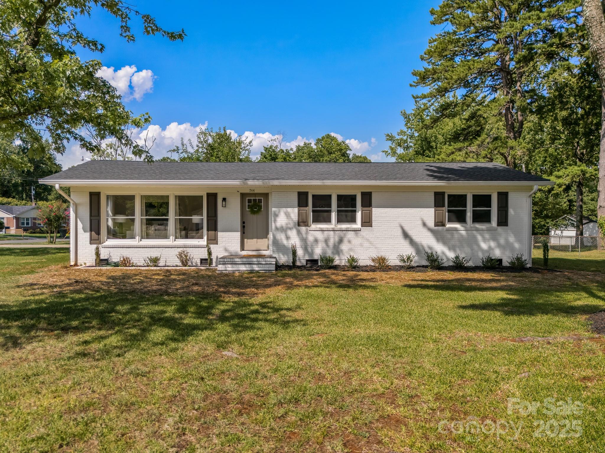 744 University Drive Property Photo 1