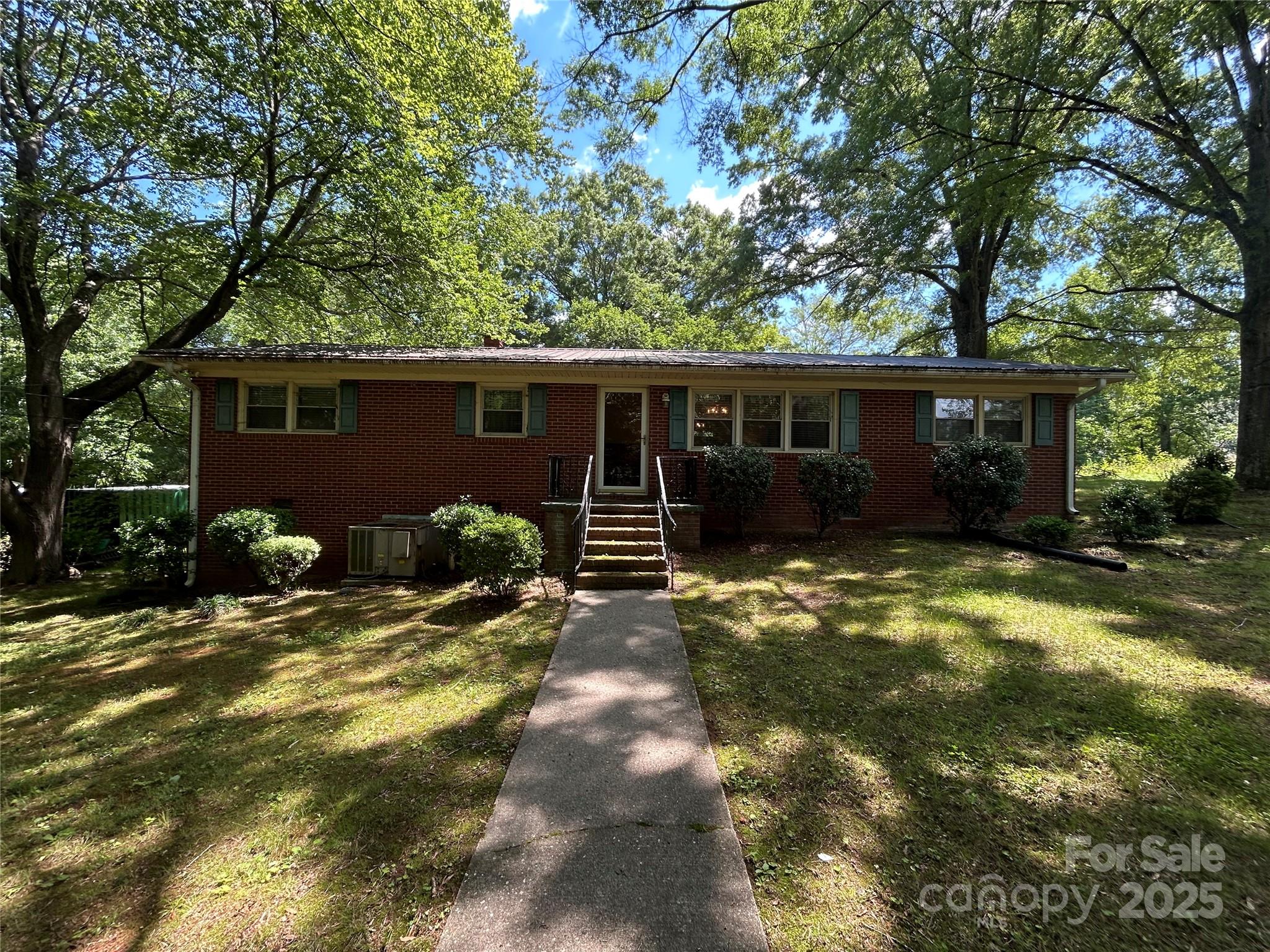211 S Slack Street Property Photo 1