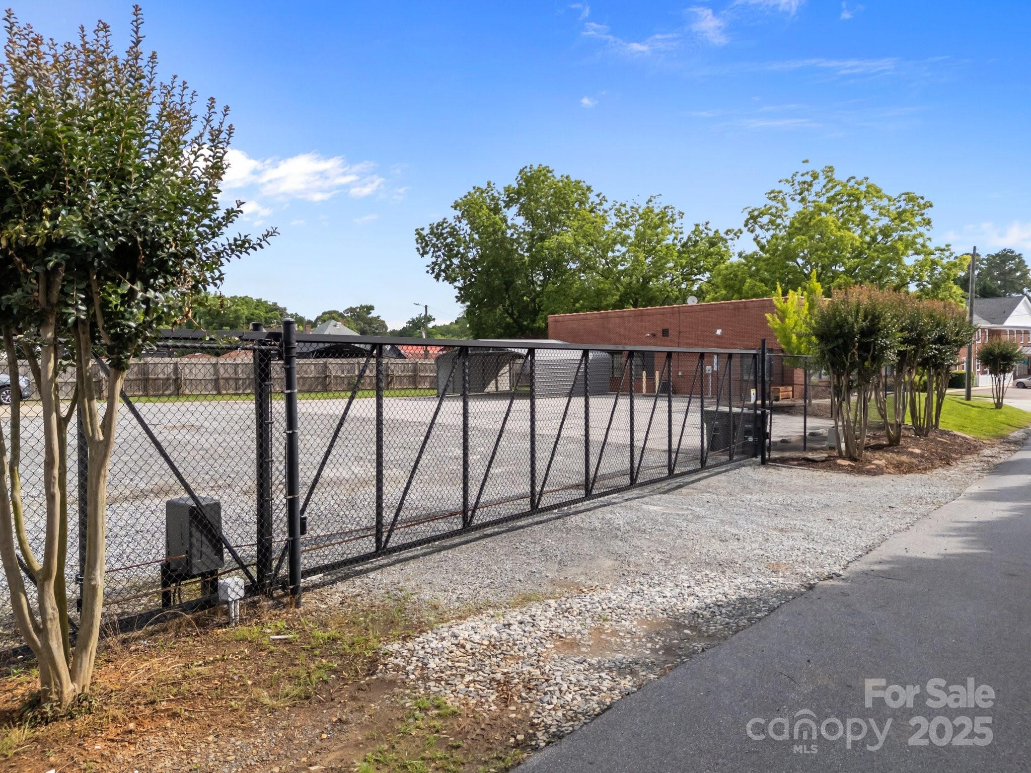 1432 N Lee Street Property Photo 5