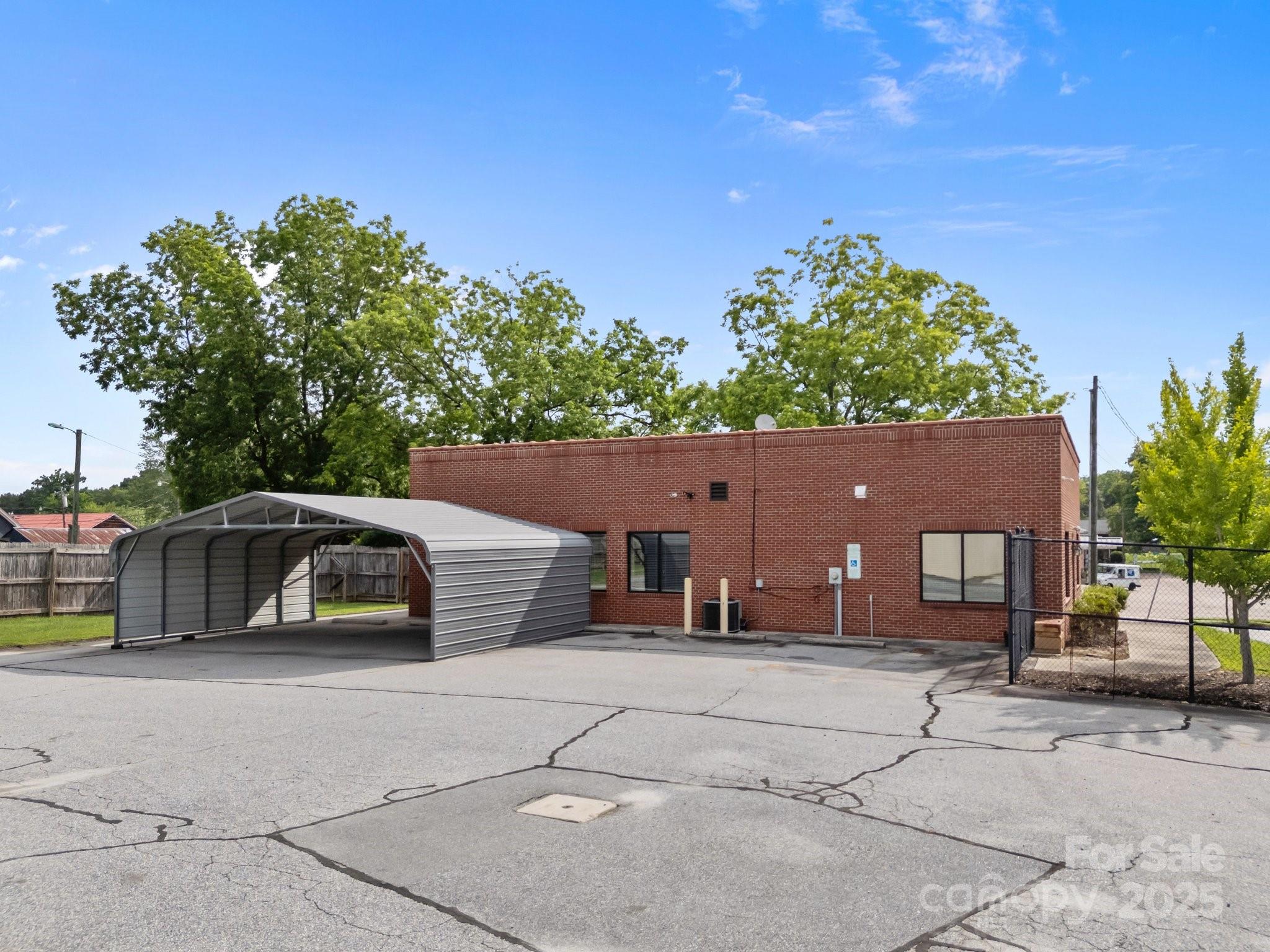 1432 N Lee Street Property Photo 6