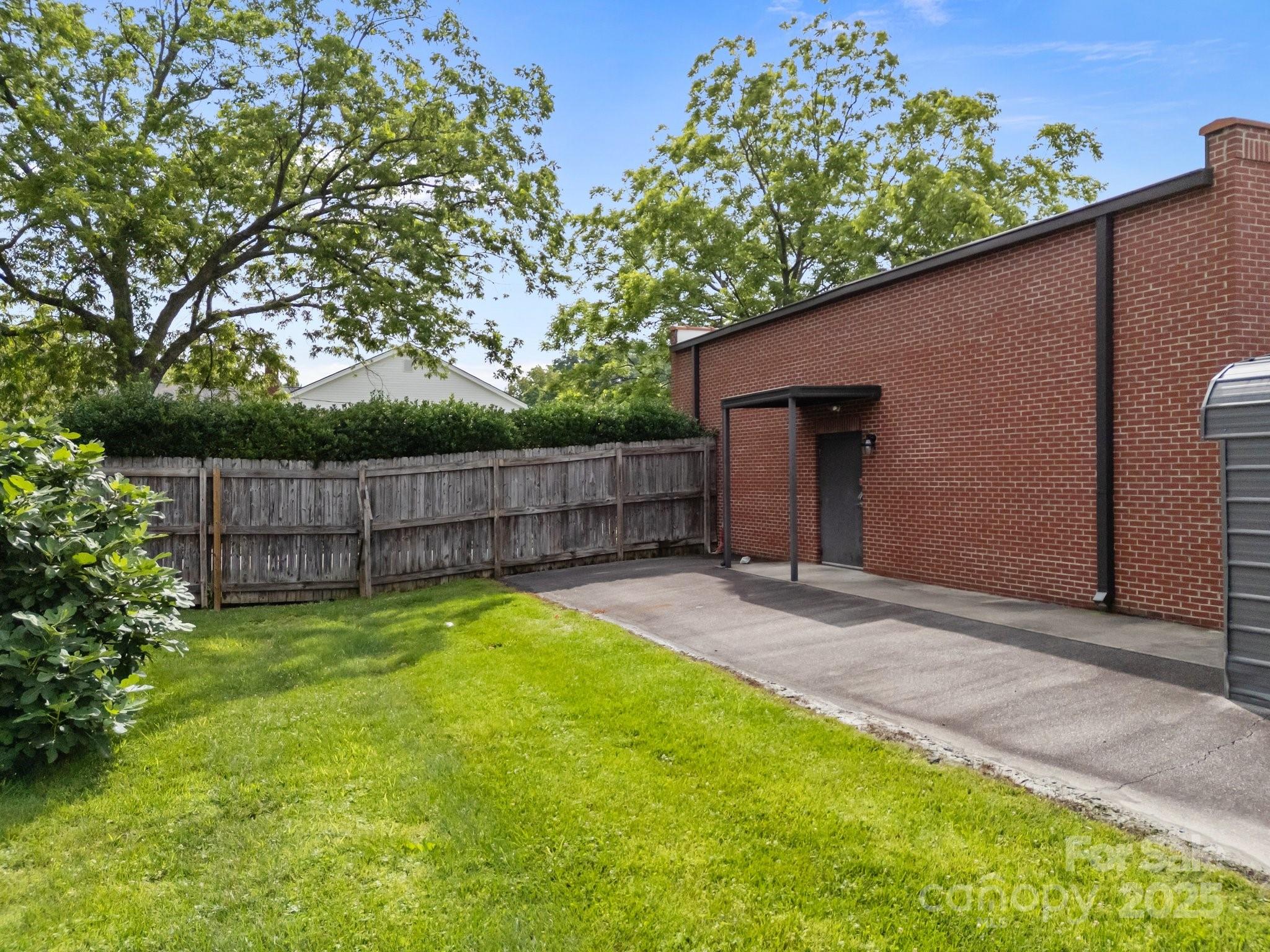 1432 N Lee Street Property Photo 8