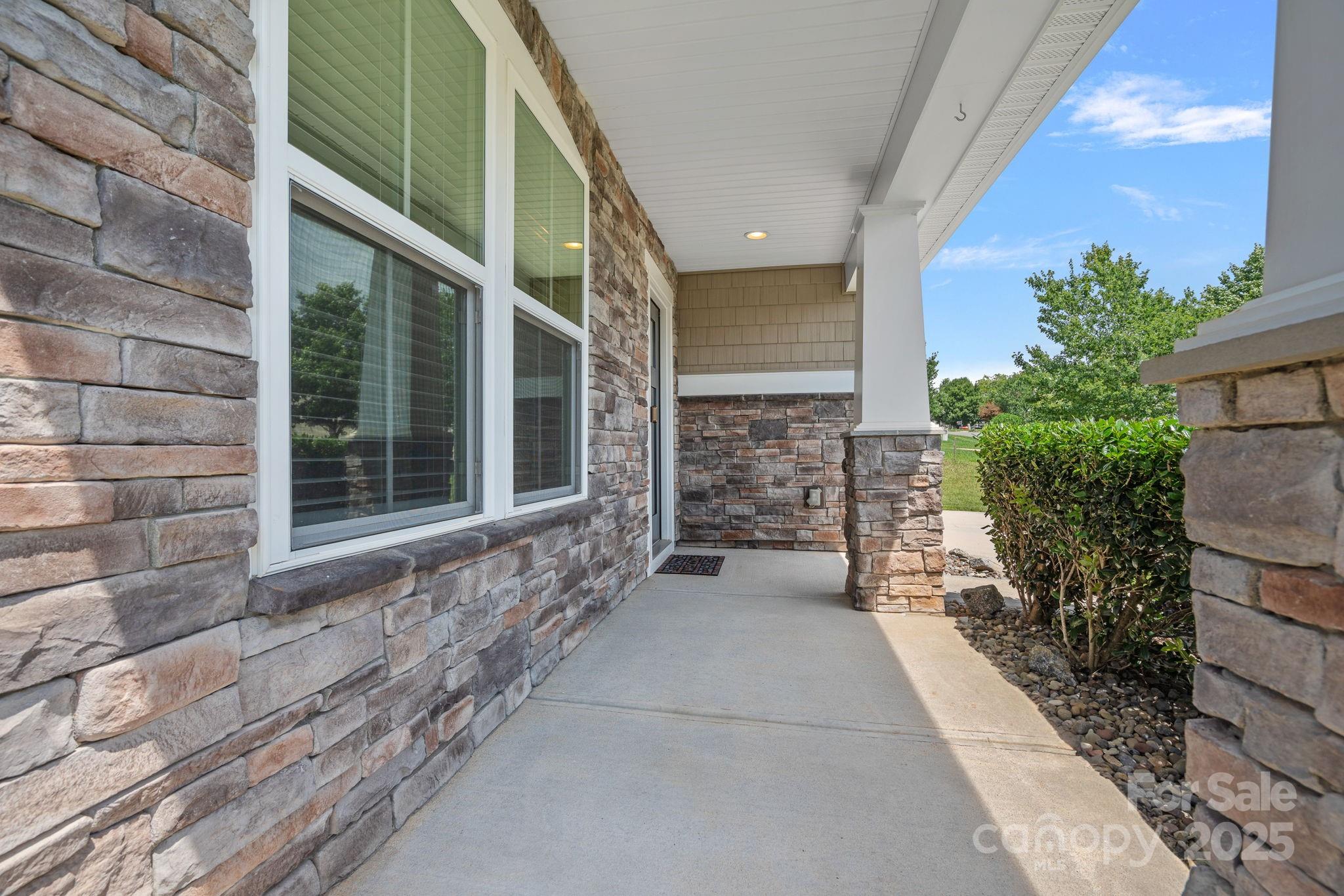 321 Almora Loop Property Photo 2