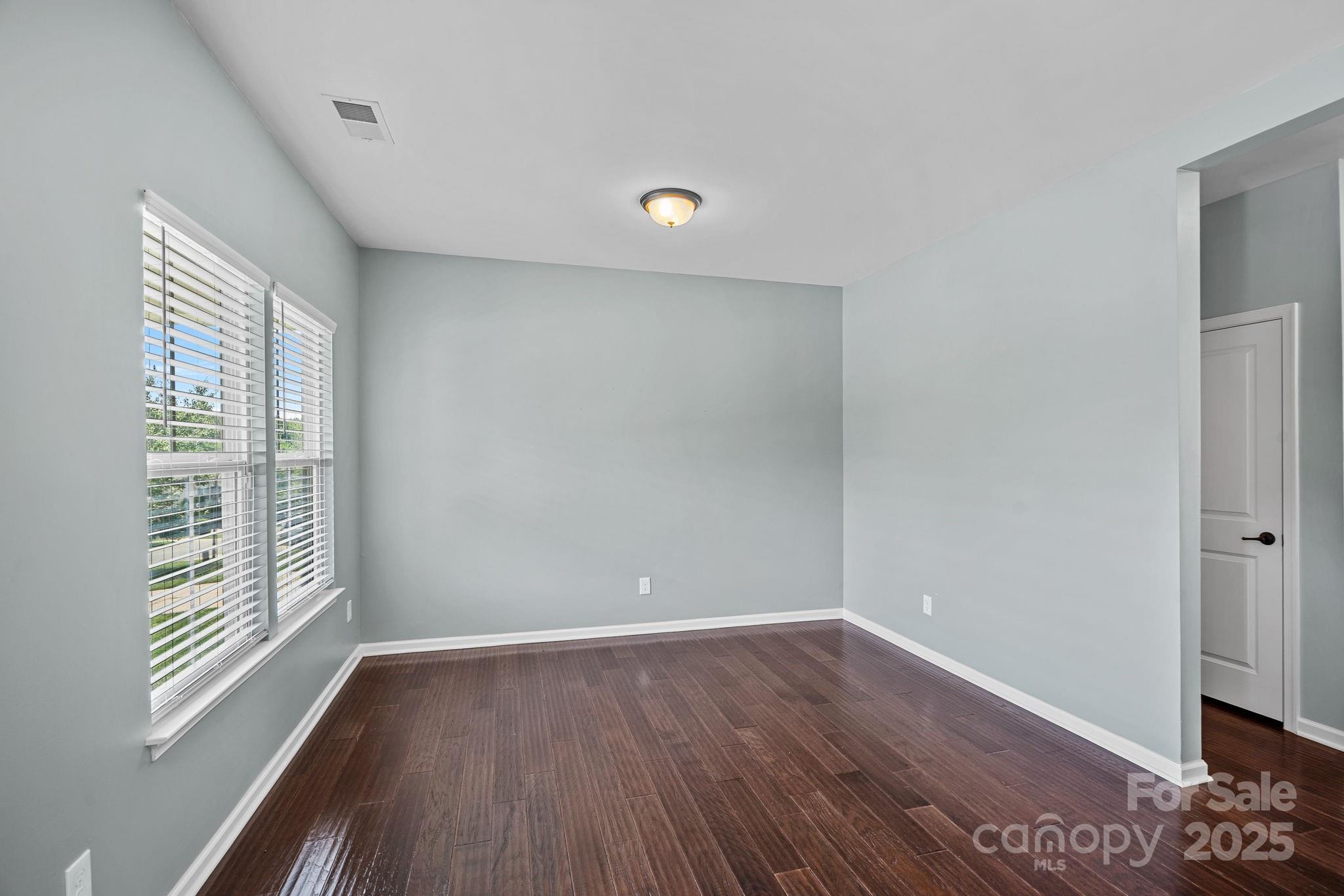 321 Almora Loop Property Photo 4