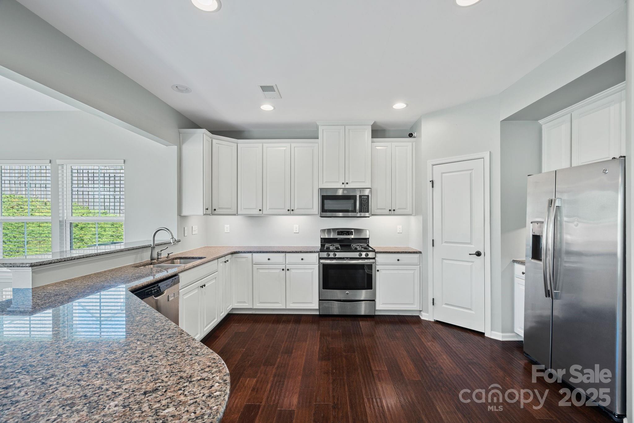 321 Almora Loop Property Photo 15