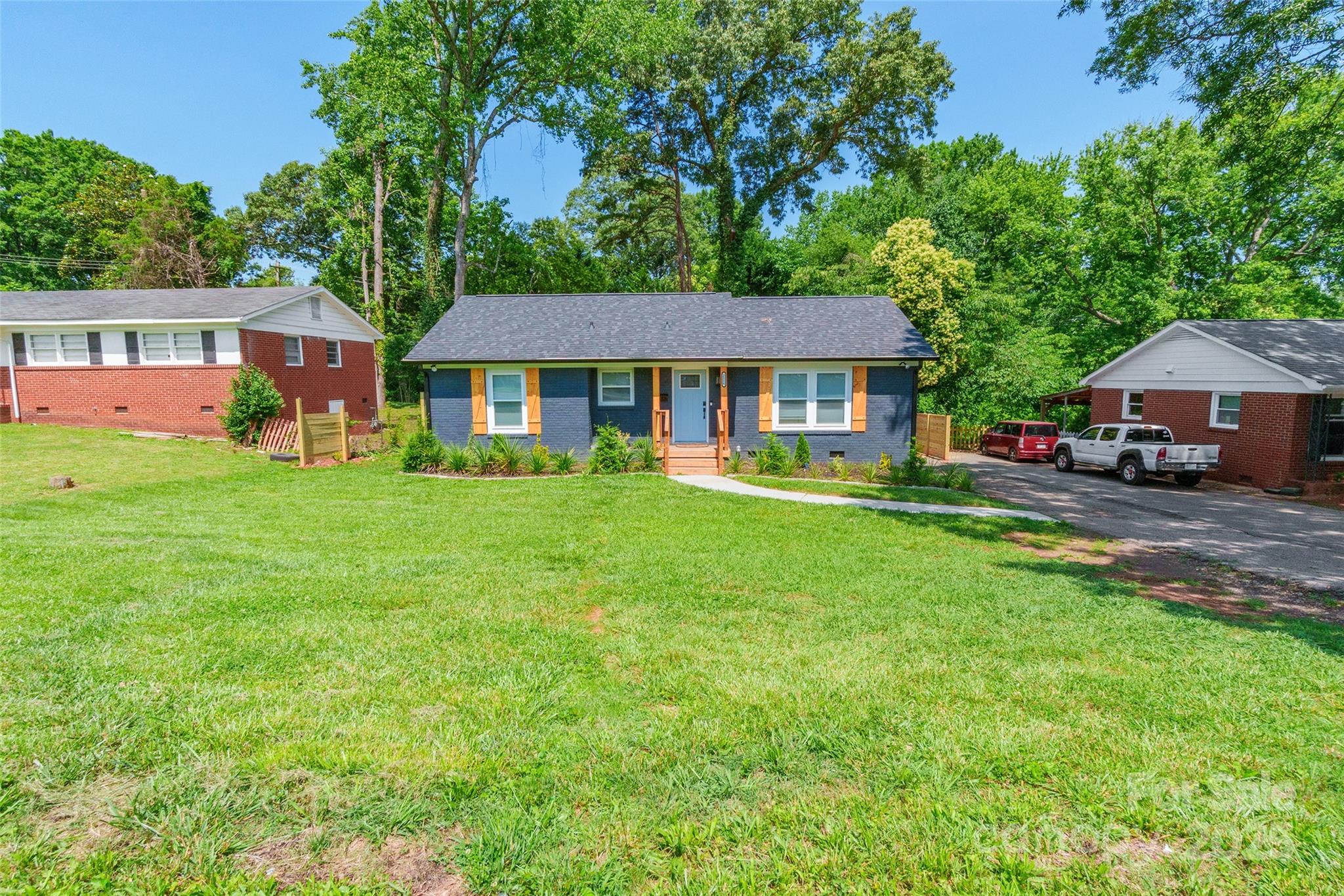 2116 Eastway Drive Property Photo 2