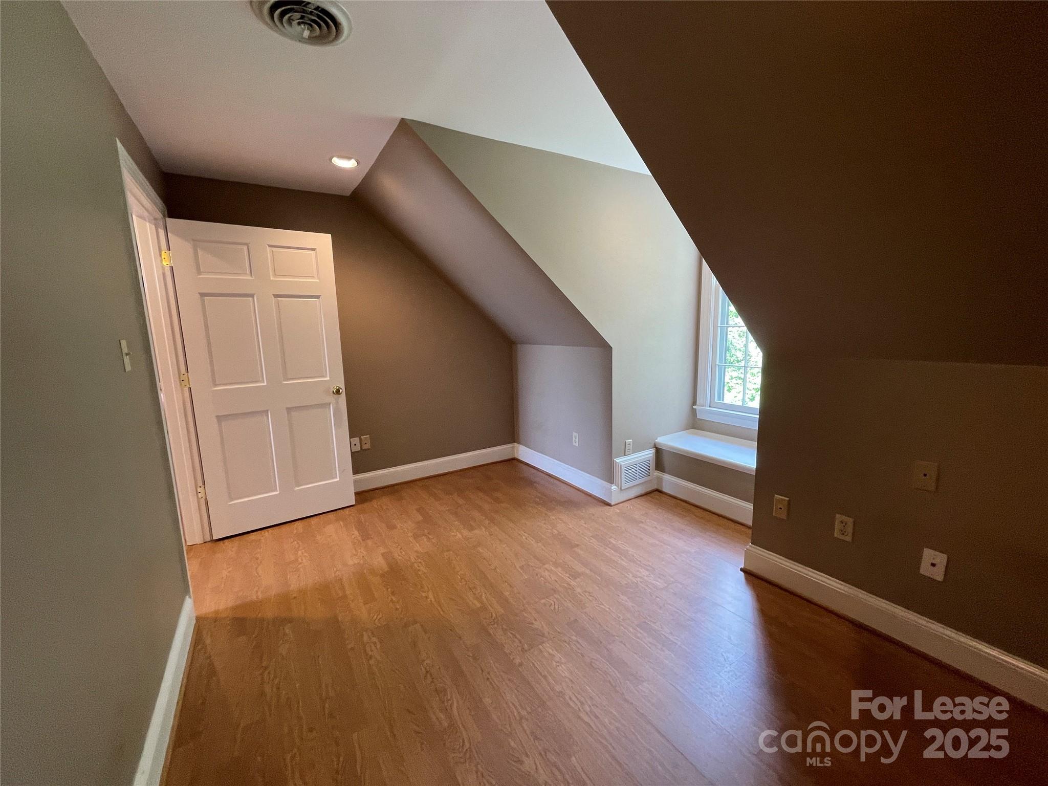 181 Charlotte Street 200 Property Photo 4