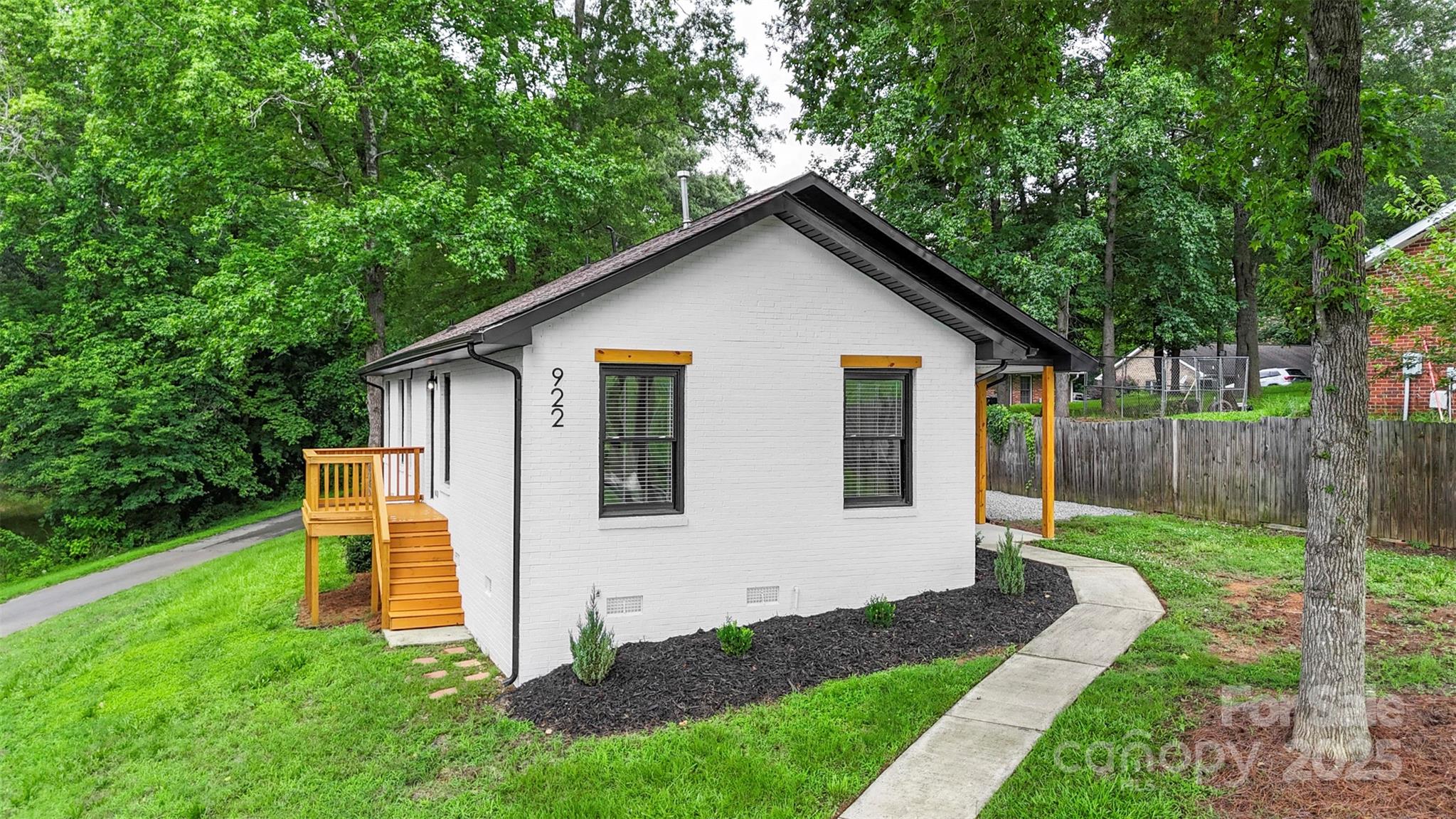 922 Maurice Street Property Photo 3