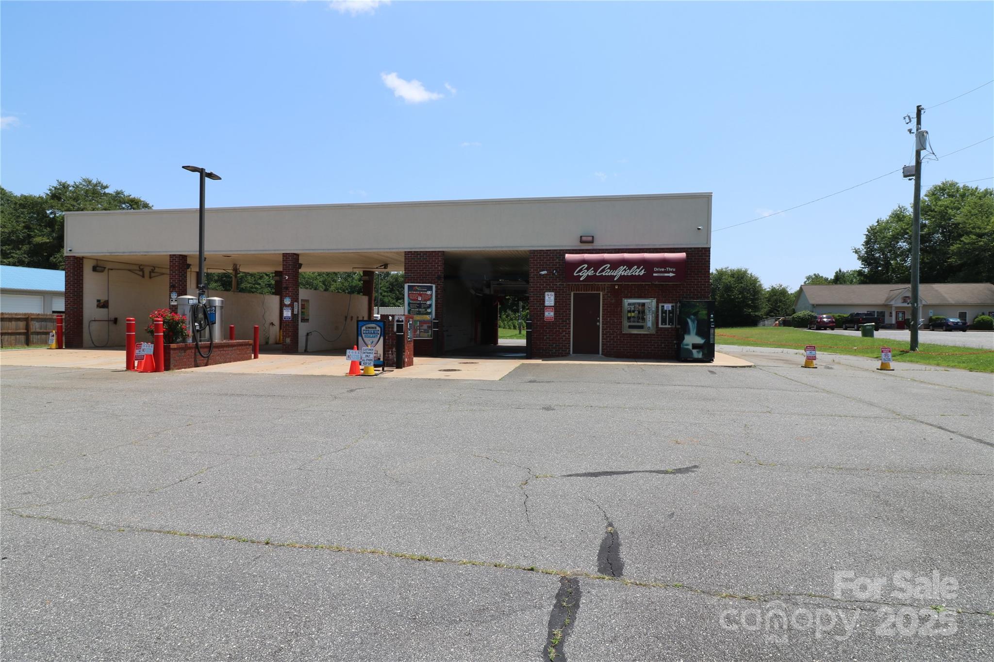 729 Oakland Road Property Photo 2
