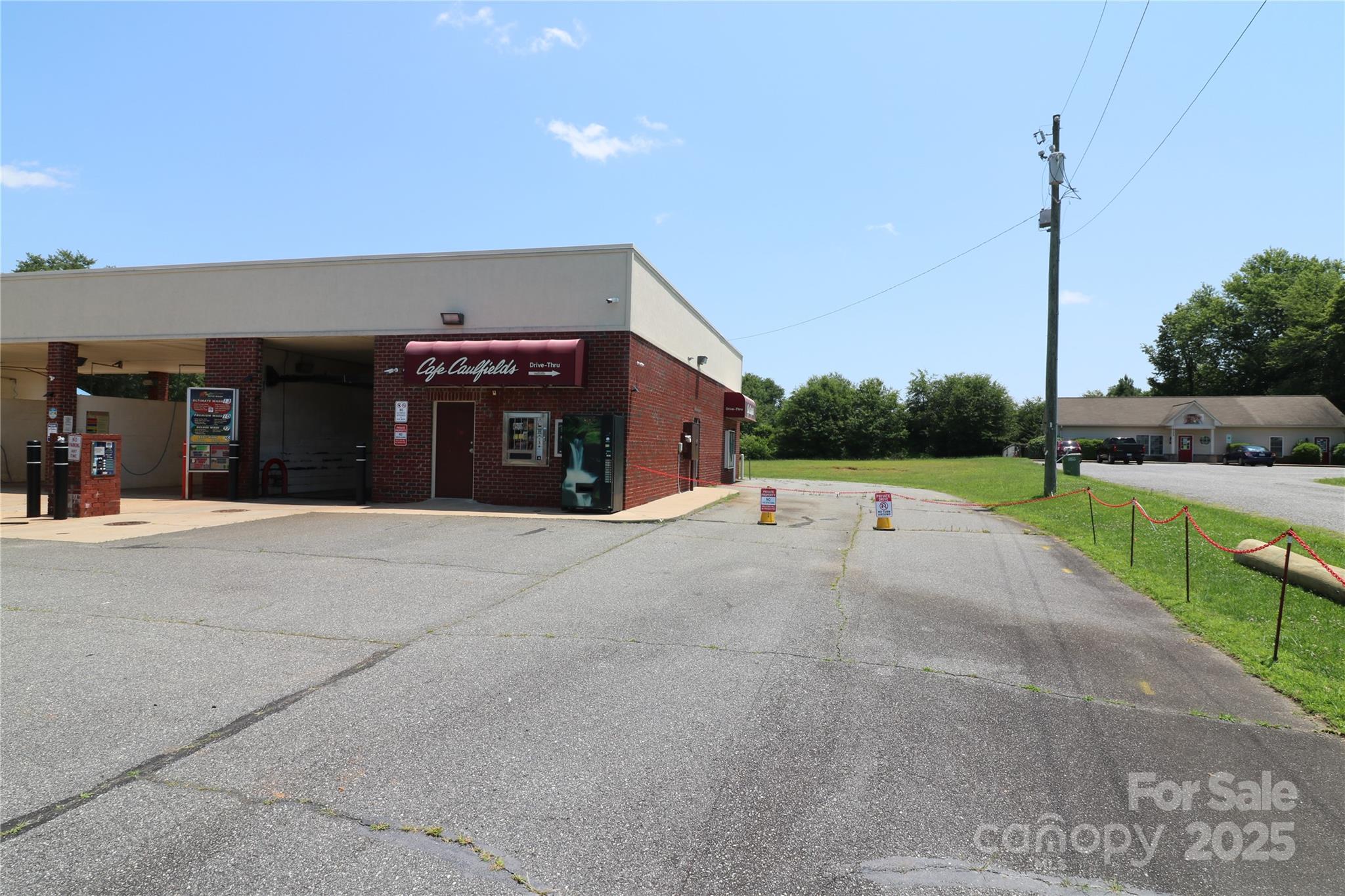 729 Oakland Road Property Photo 3