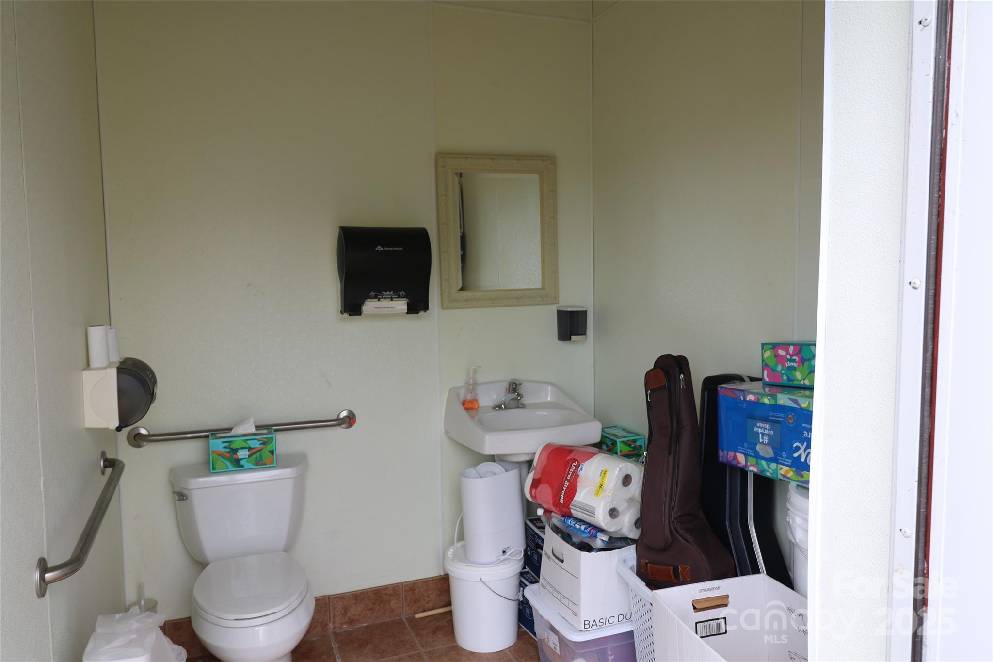 729 Oakland Road Property Photo 8