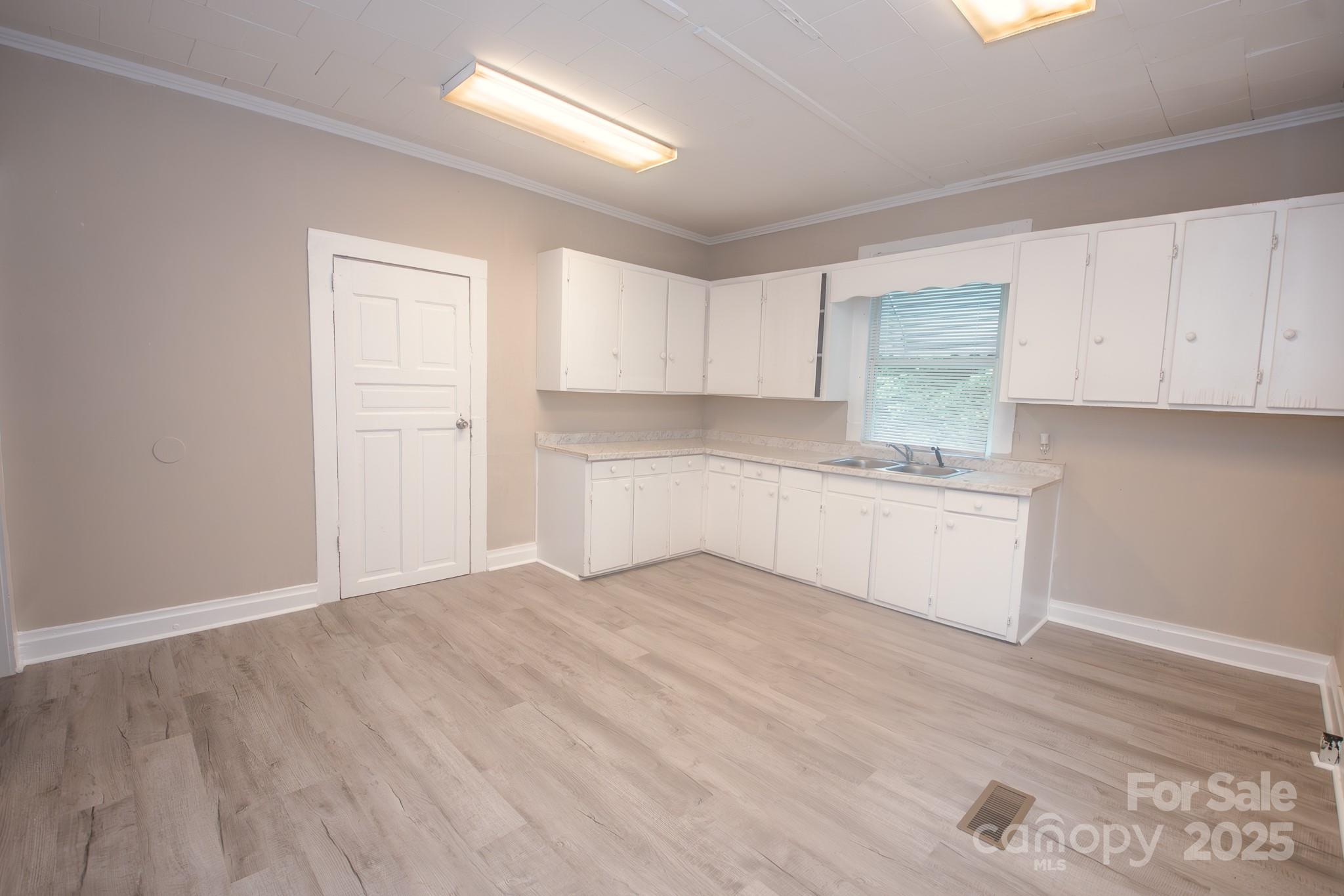 707 W Phifer Street Property Photo 24