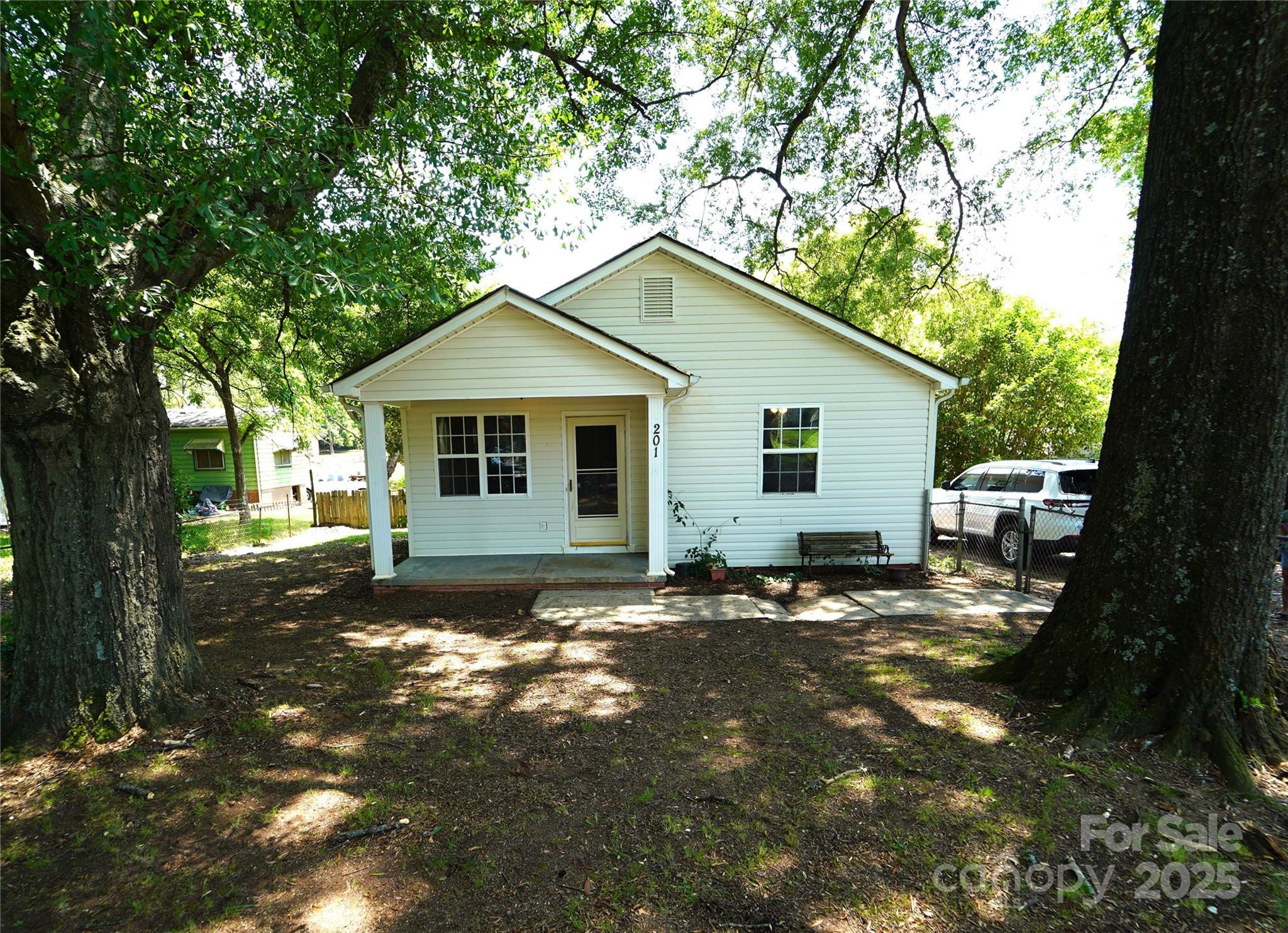 201 W 19th Street Property Photo 1