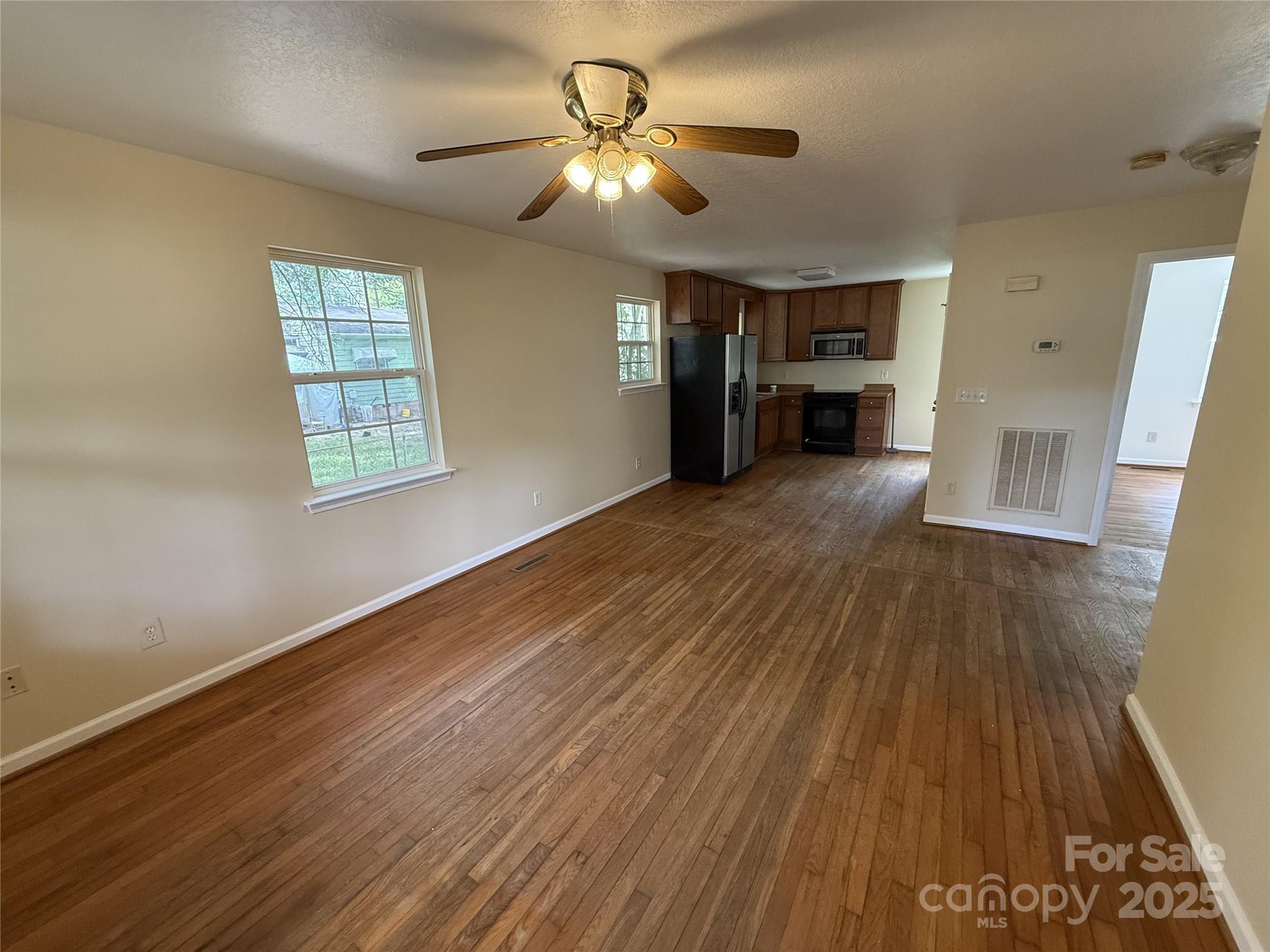 201 W 19th Street Property Photo 4