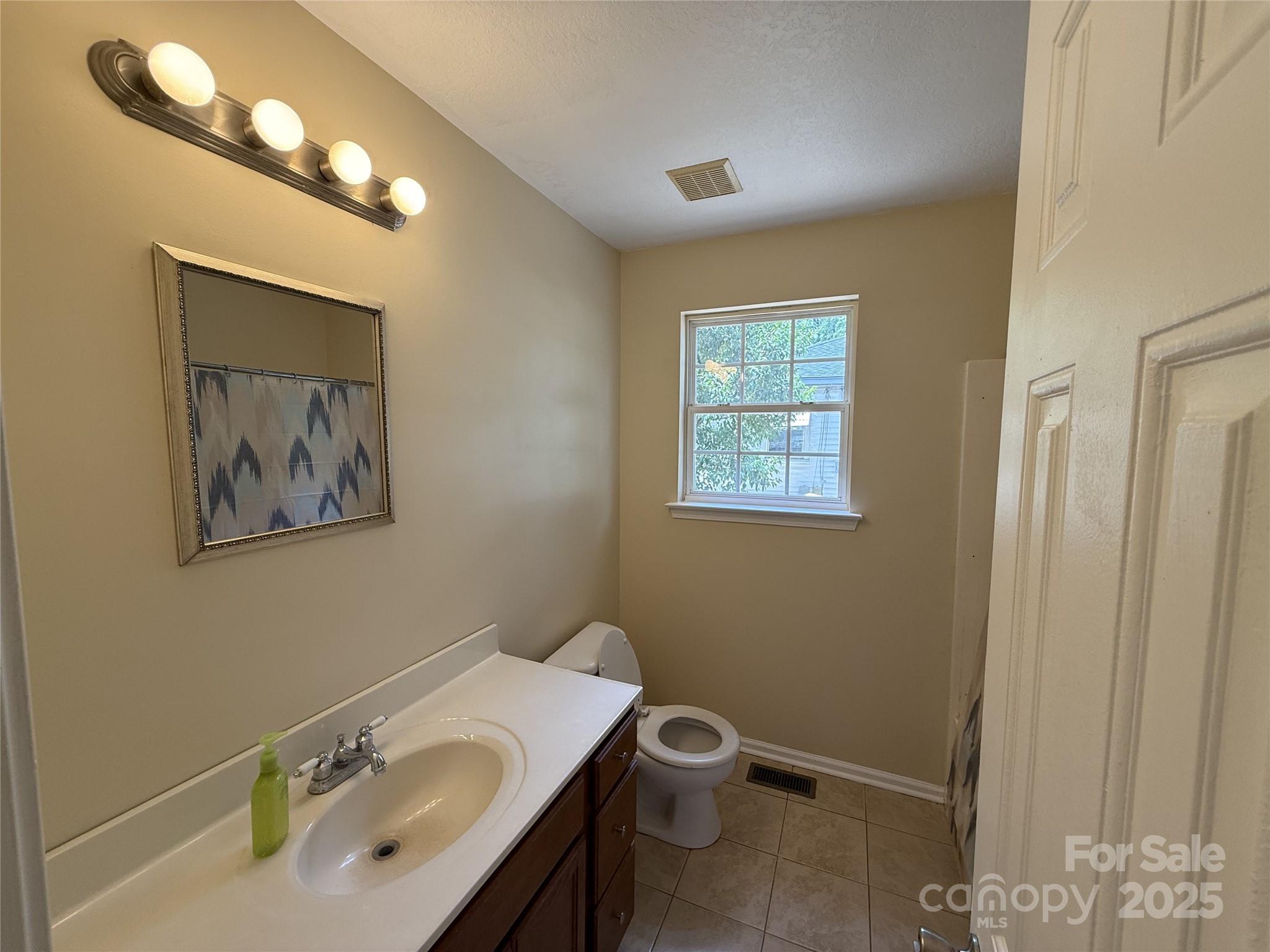 201 W 19th Street Property Photo 10