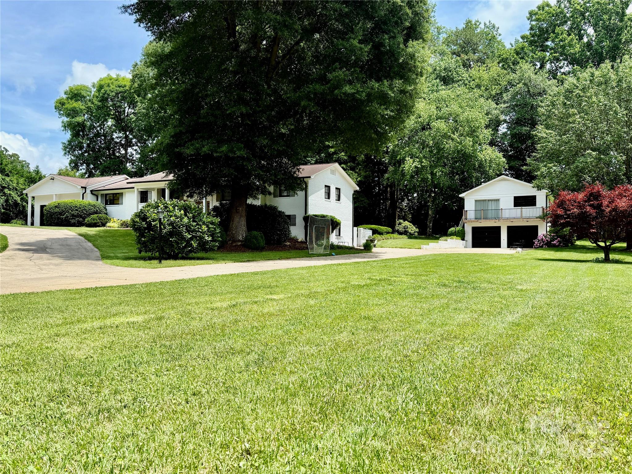607 W School Street Property Photo 1