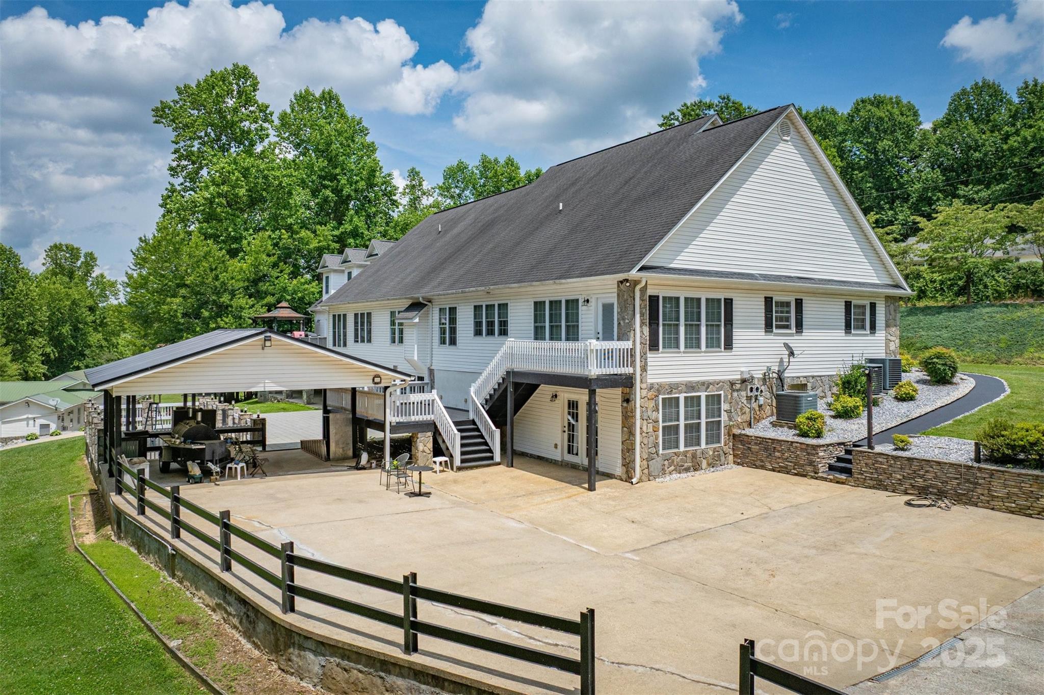 200 Little Acres Drive Property Photo 4