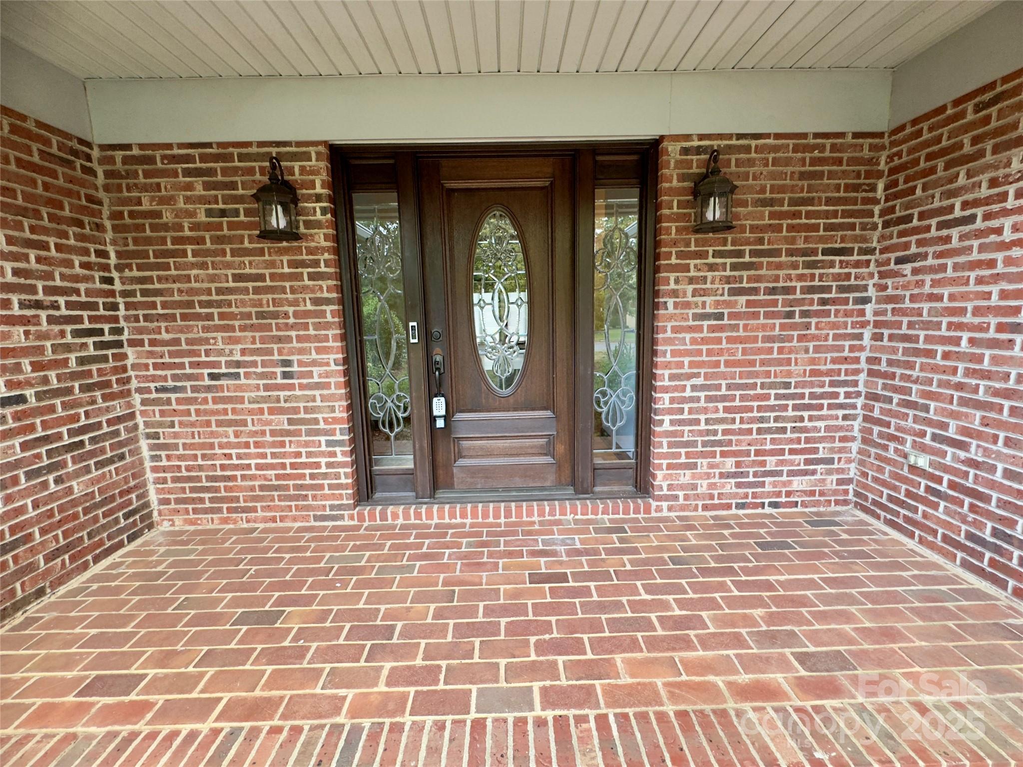 2191 Wynbourne Drive Property Photo 2