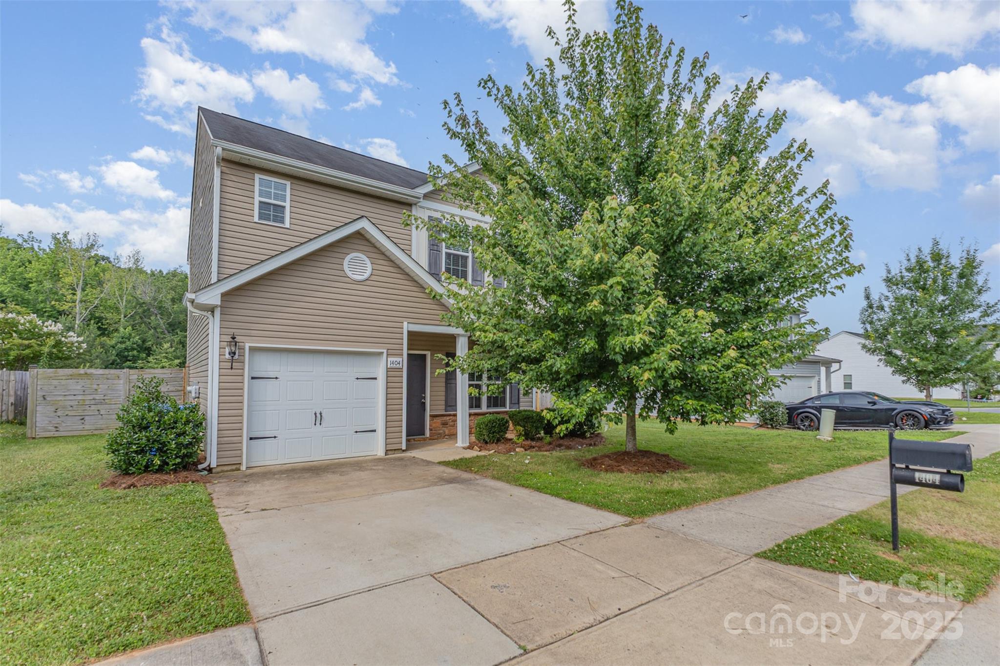 1404 Waylon Avenue Property Photo 1