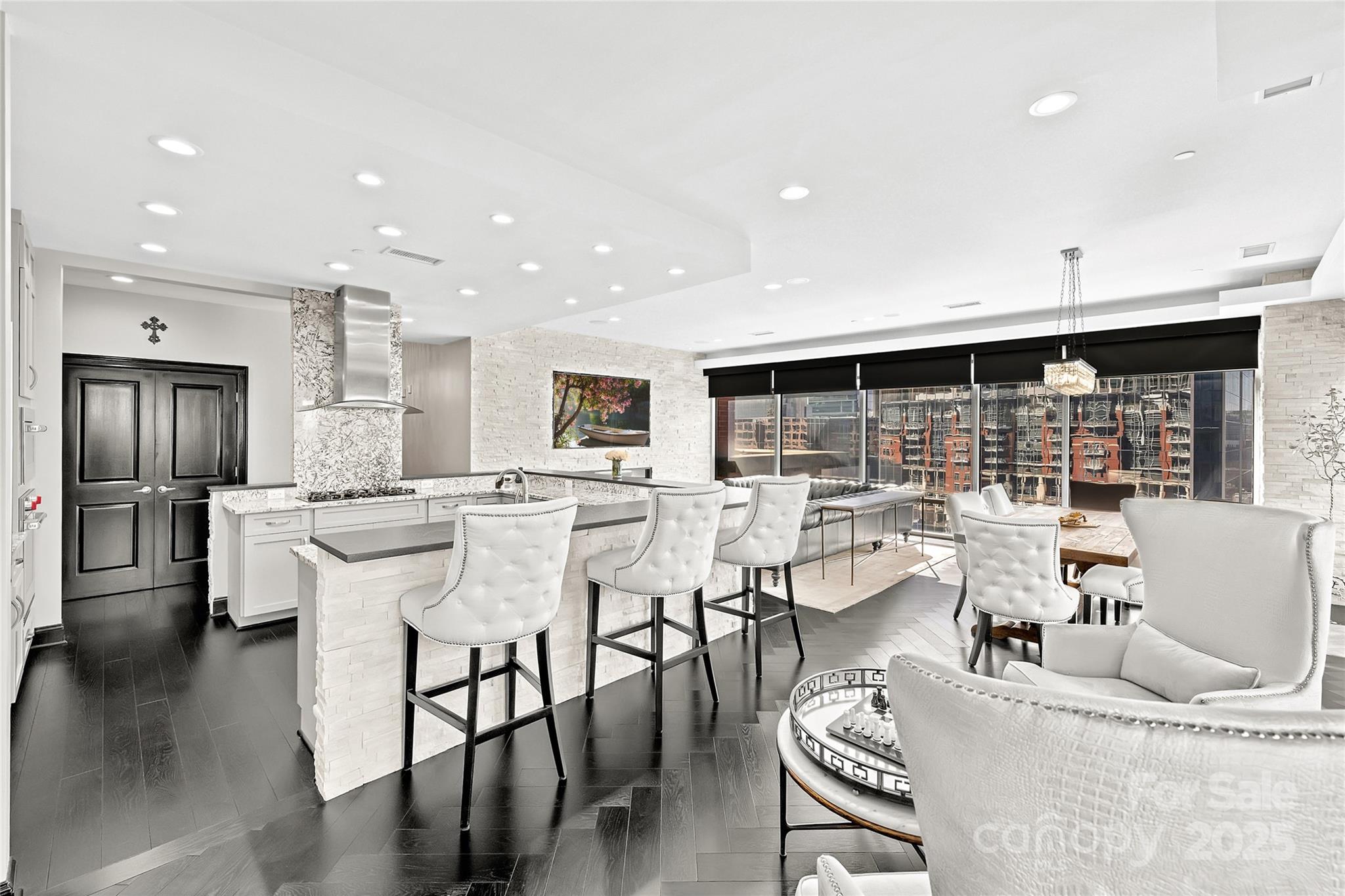 435 S Tryon Street Property Photo 4