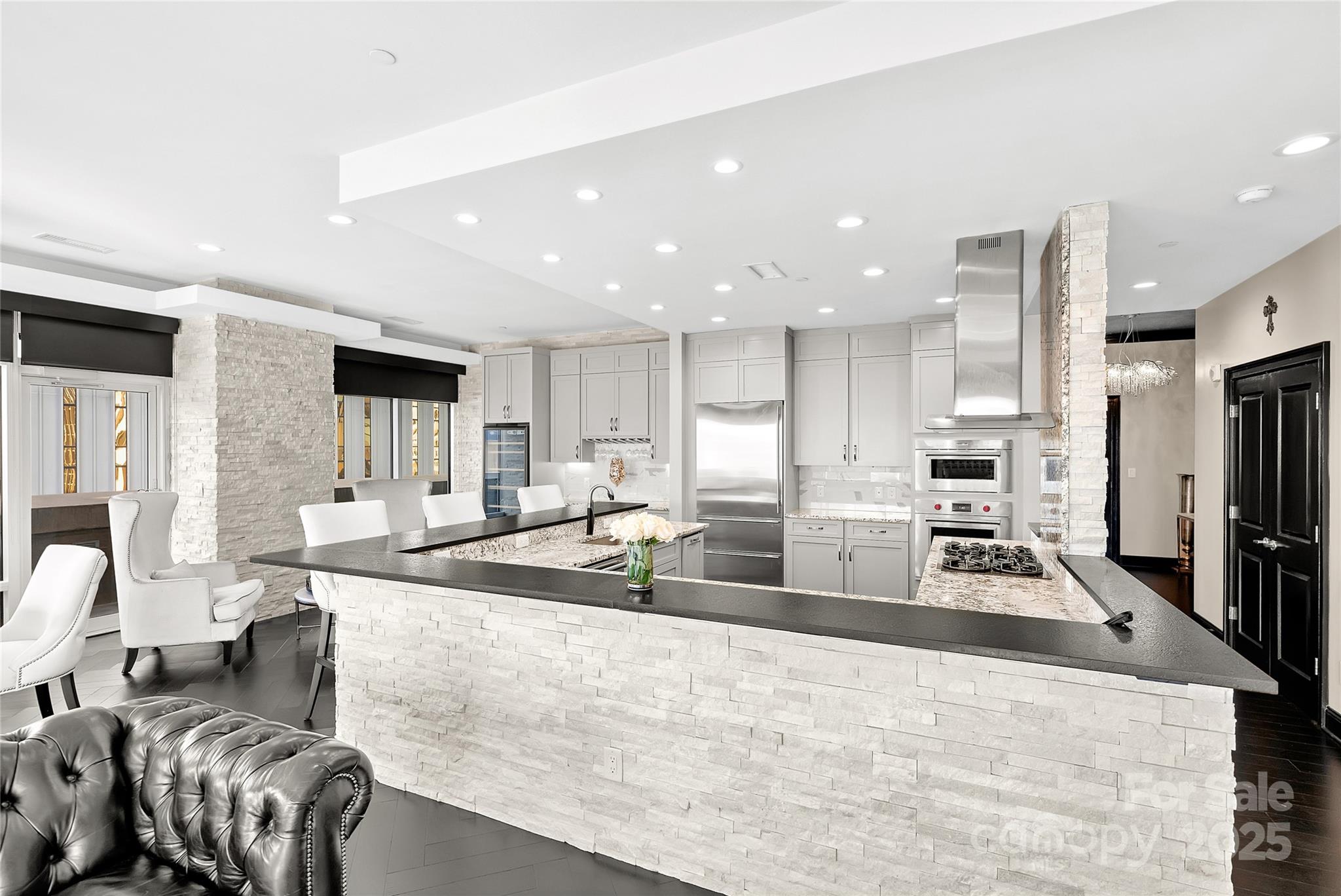 435 S Tryon Street Property Photo 9