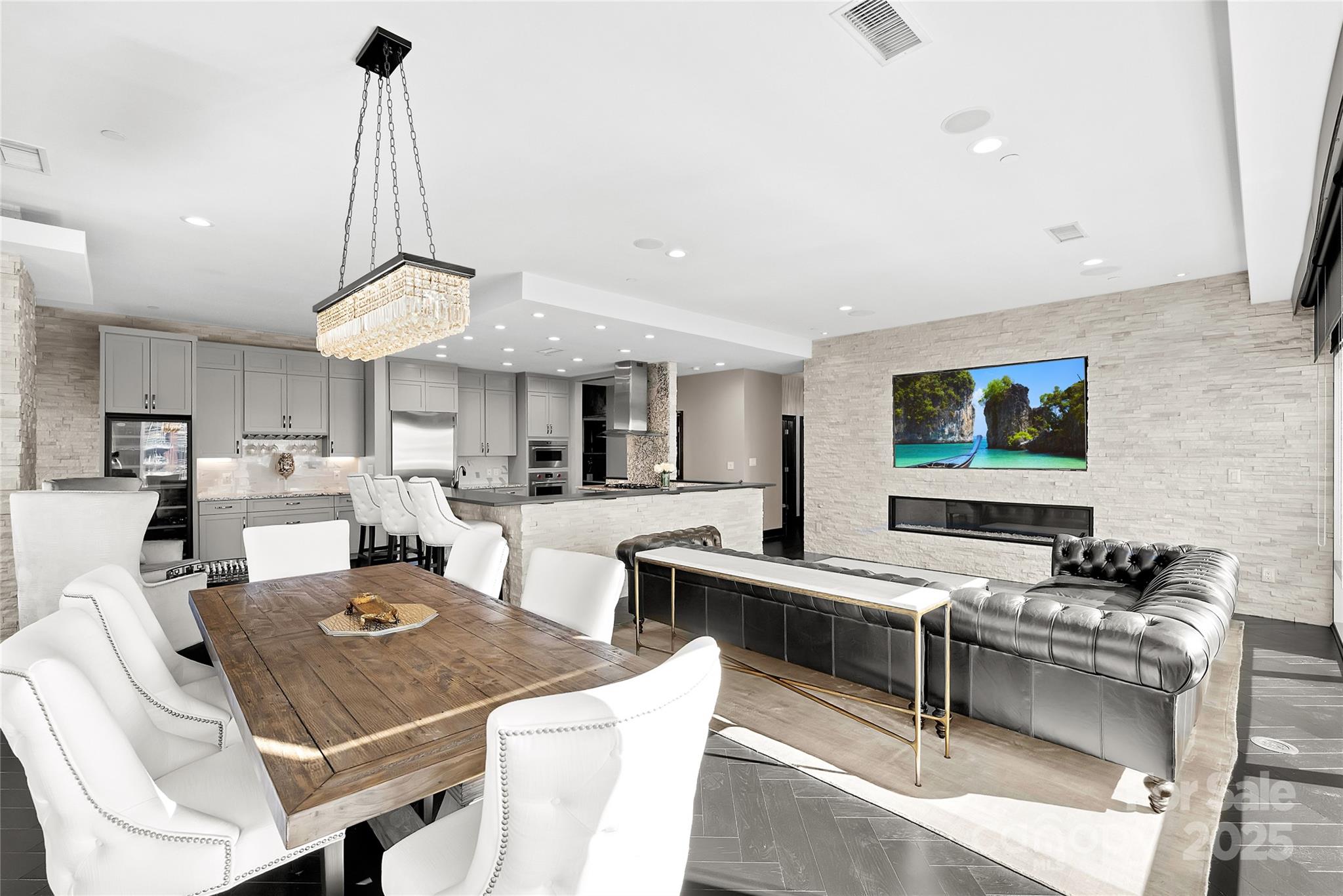 435 S Tryon Street Property Photo 17