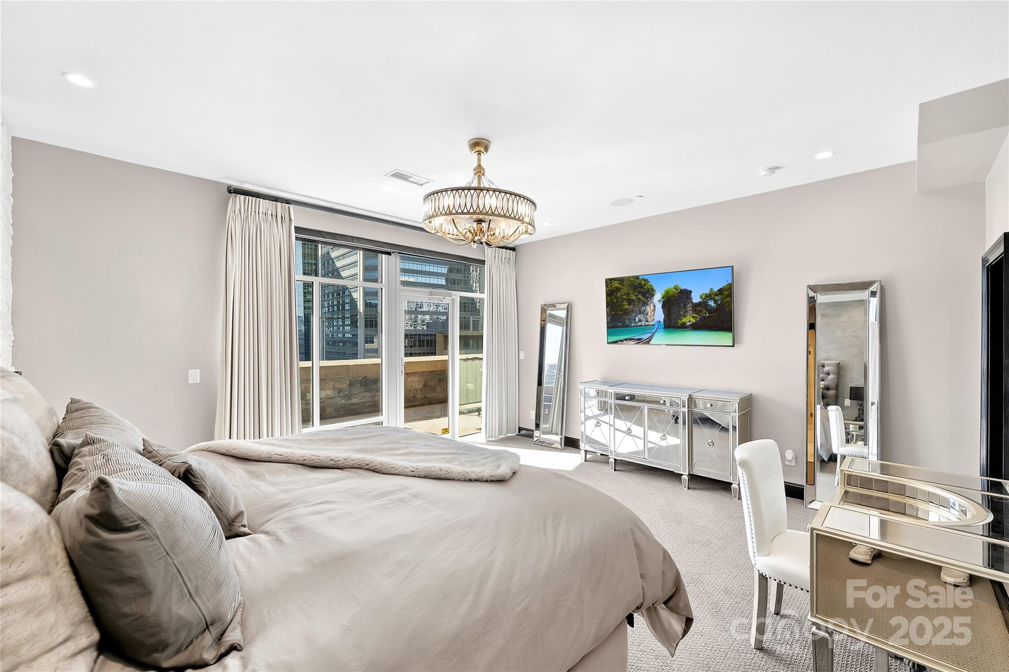 435 S Tryon Street Property Photo 32