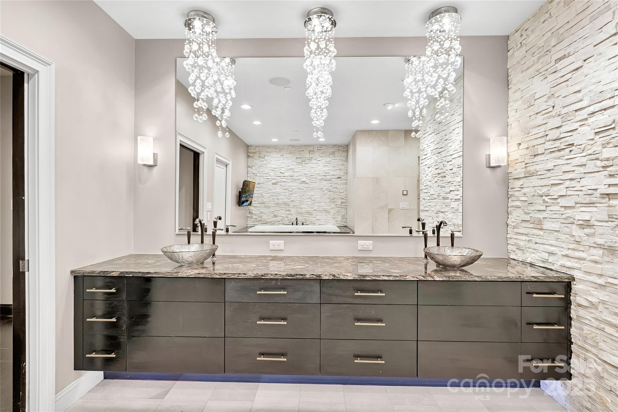 435 S Tryon Street Property Photo 33