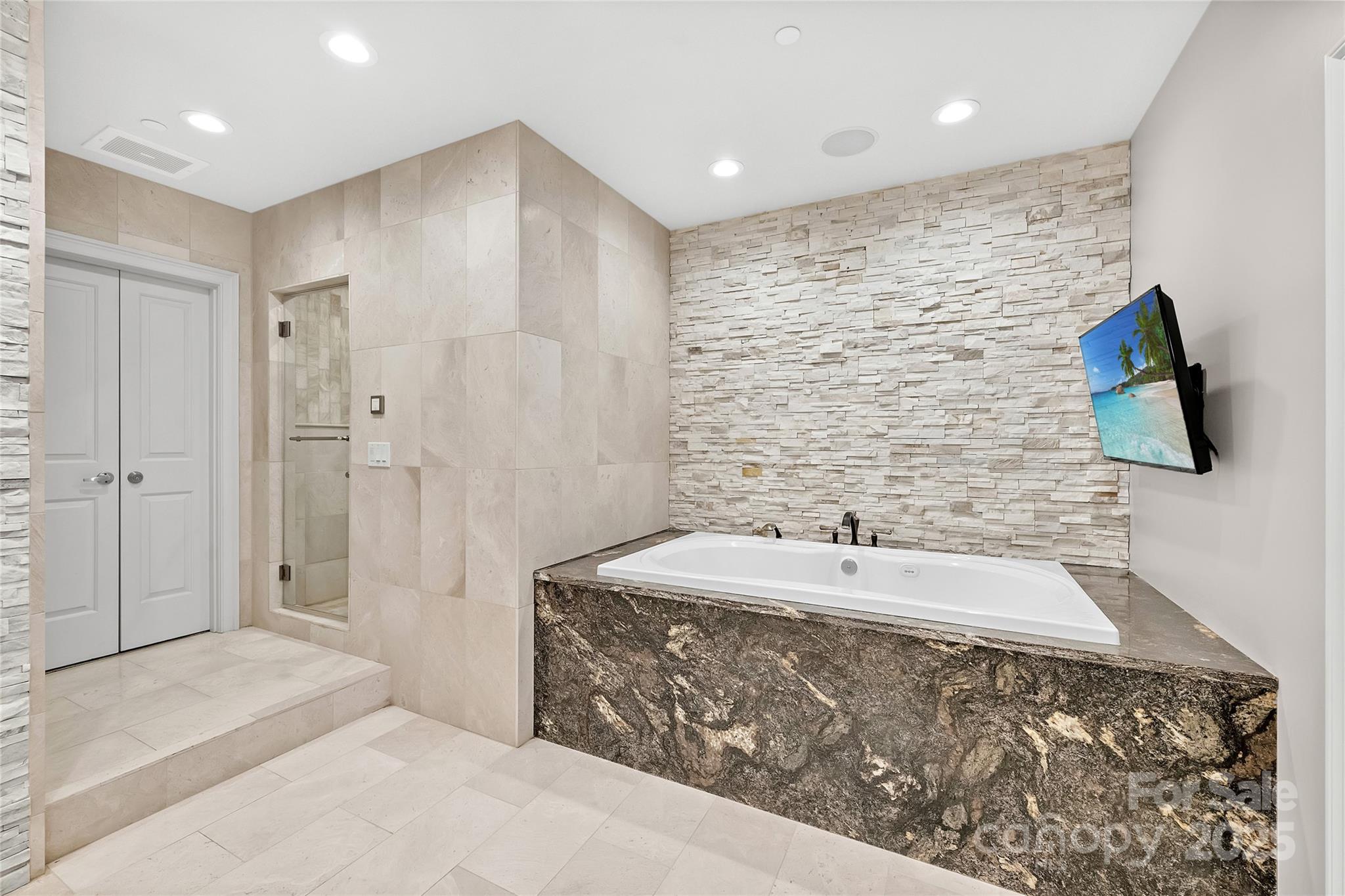 435 S Tryon Street Property Photo 35