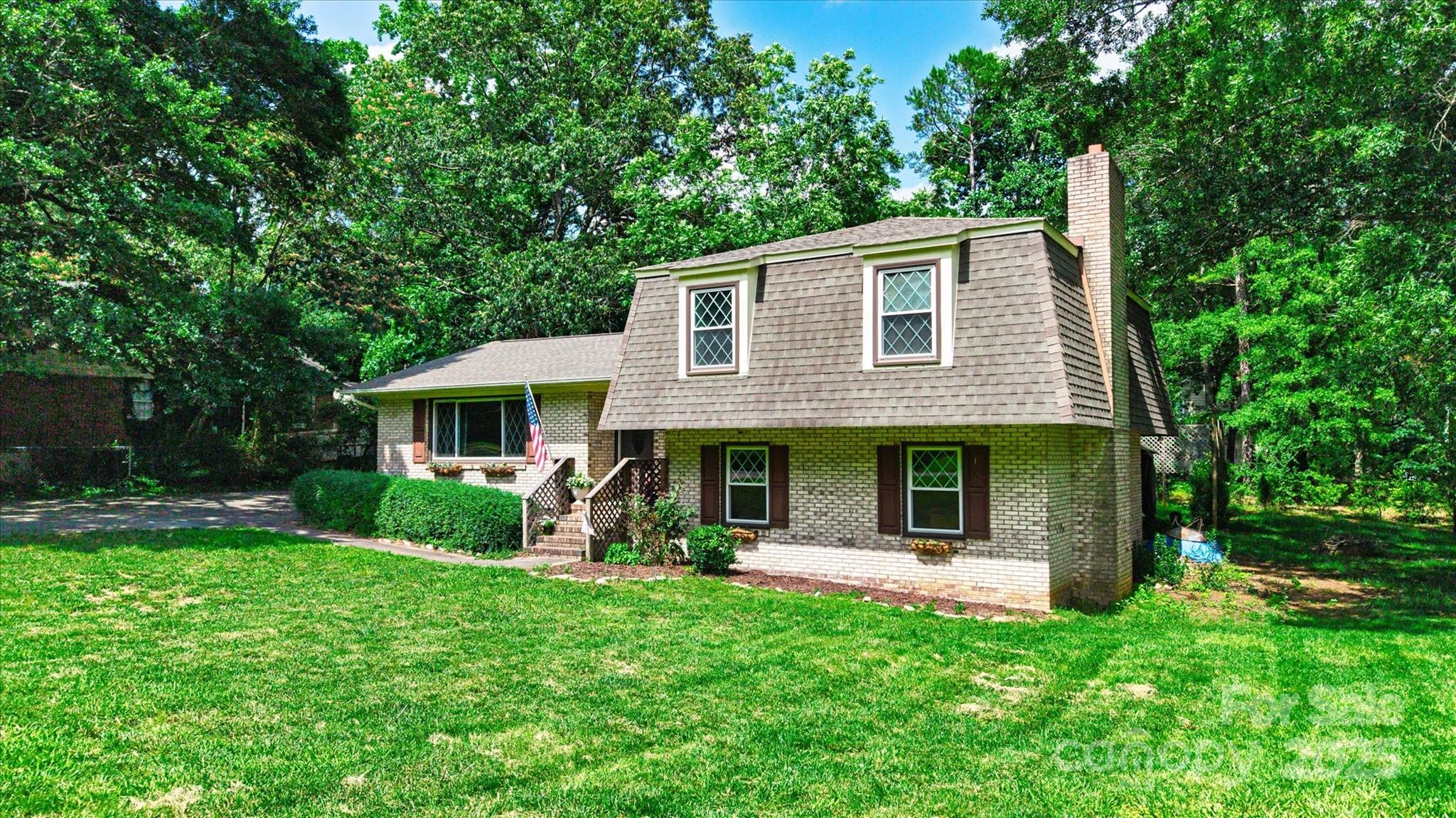 121 Pelham Lane Property Photo 2