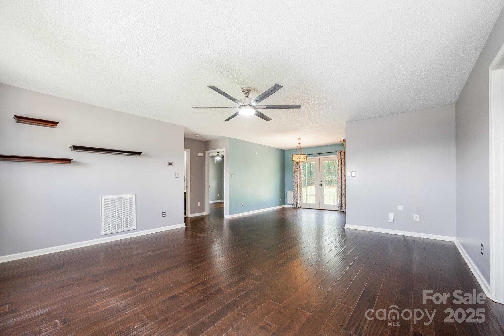 2070 Rocketts Way Property Photo 4