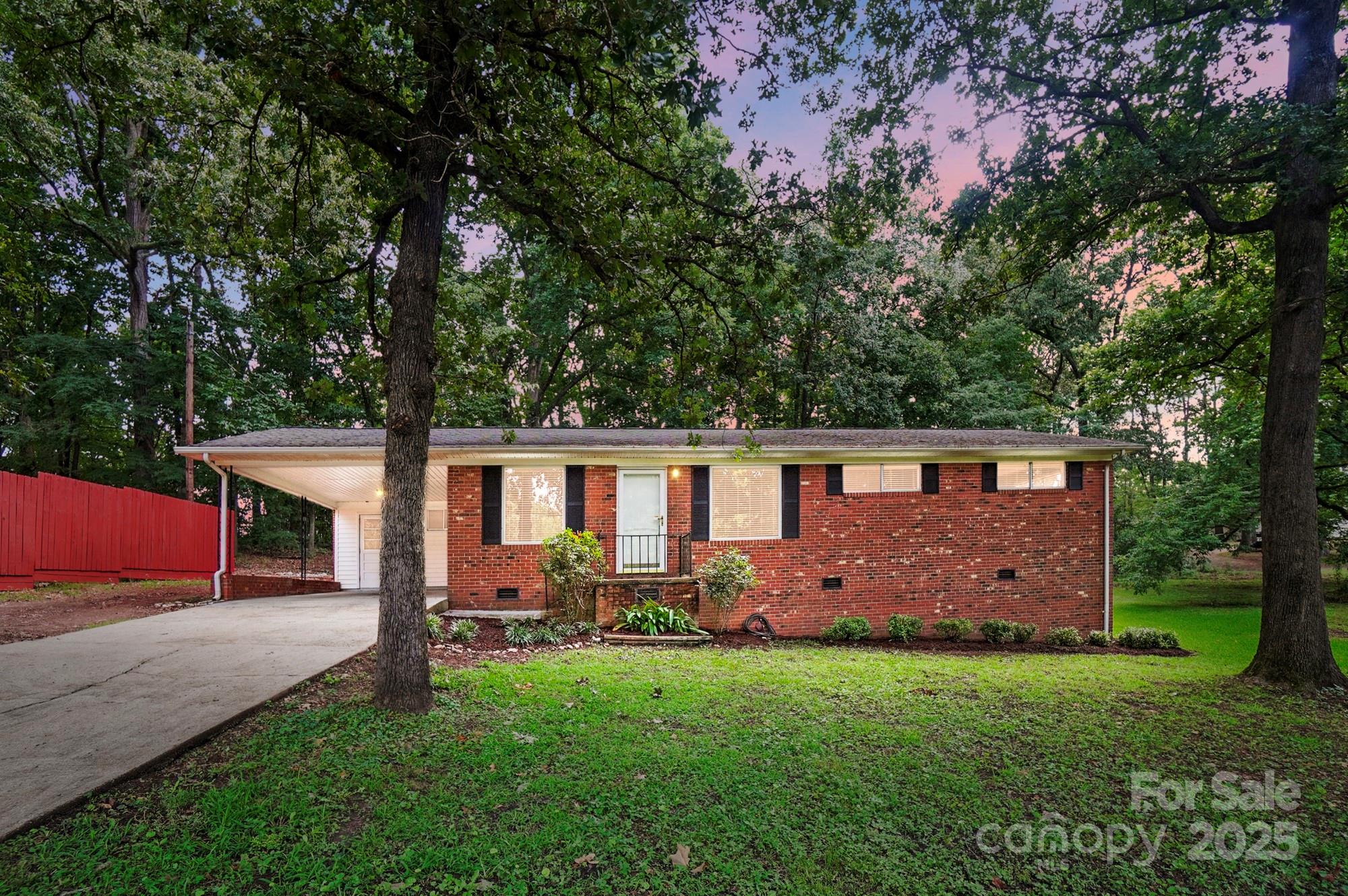 1535 Maplewood Avenue Property Photo 1