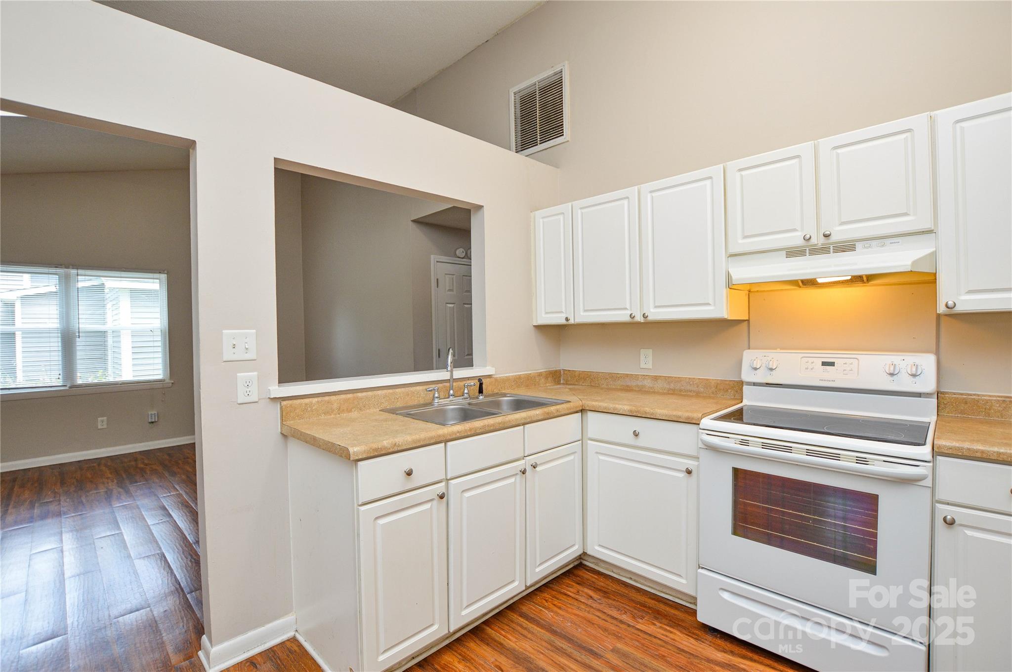 5424 Amado Street Property Photo 10