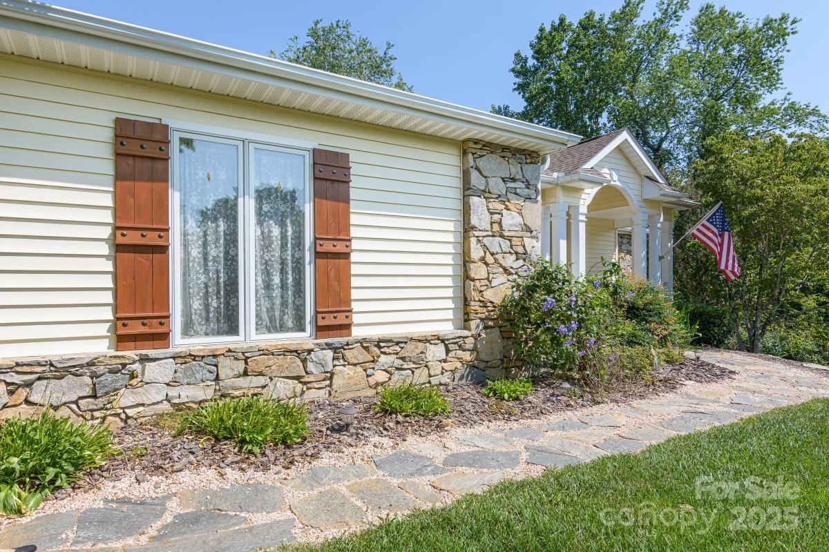 100 Bayberry Way Property Photo 3