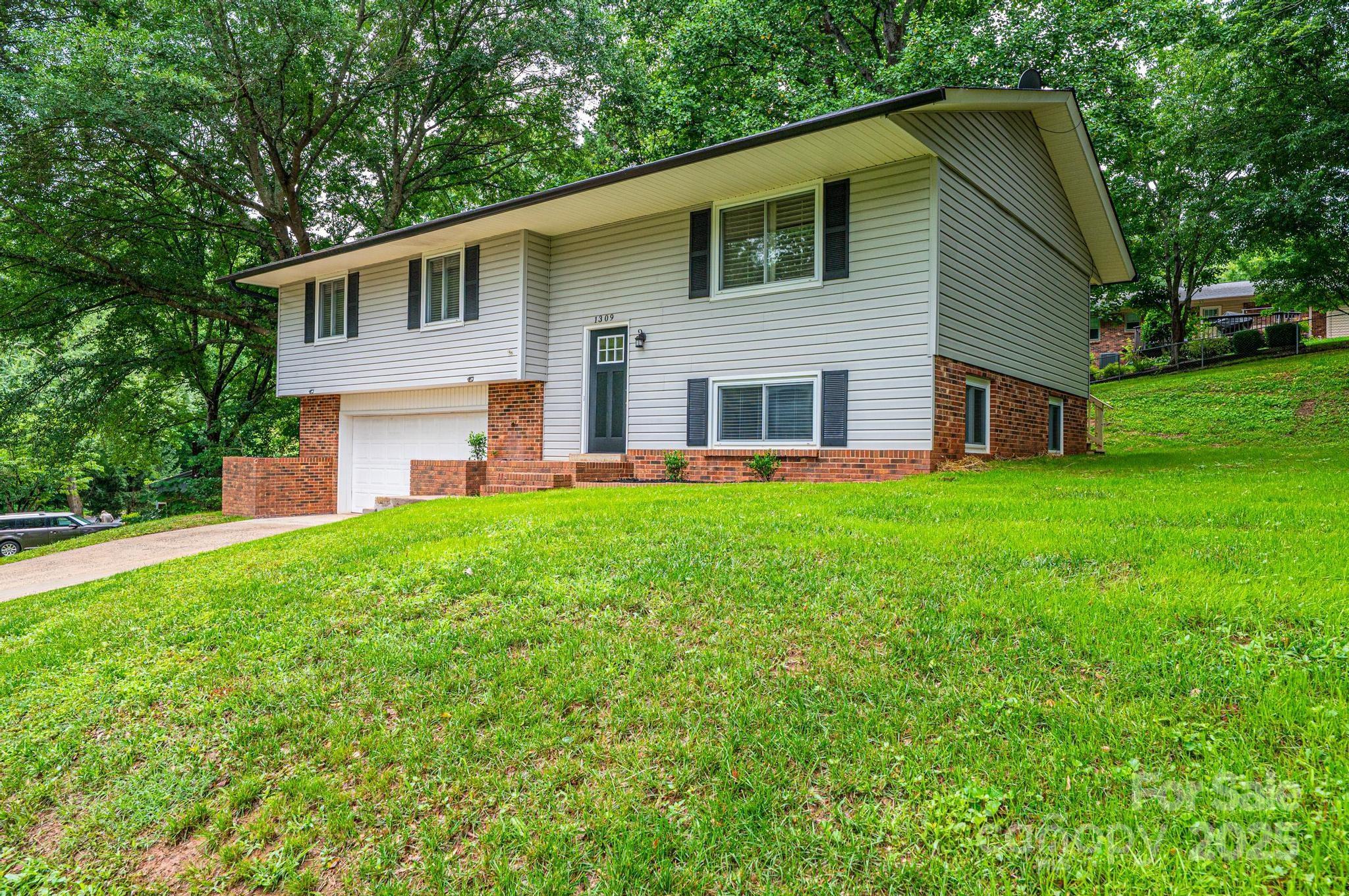1309 Poplar Circle Property Photo 1