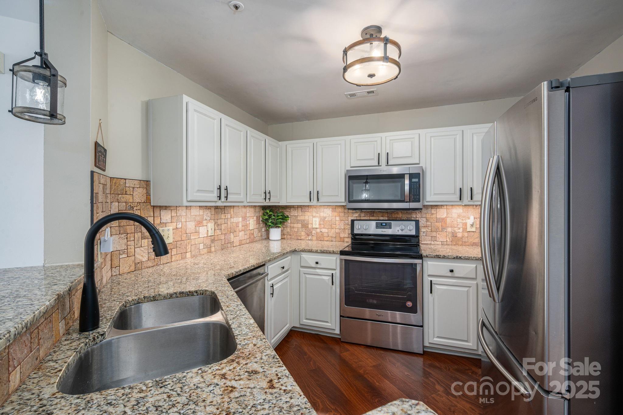 1018 Southwest Drive 18 Property Photo 12