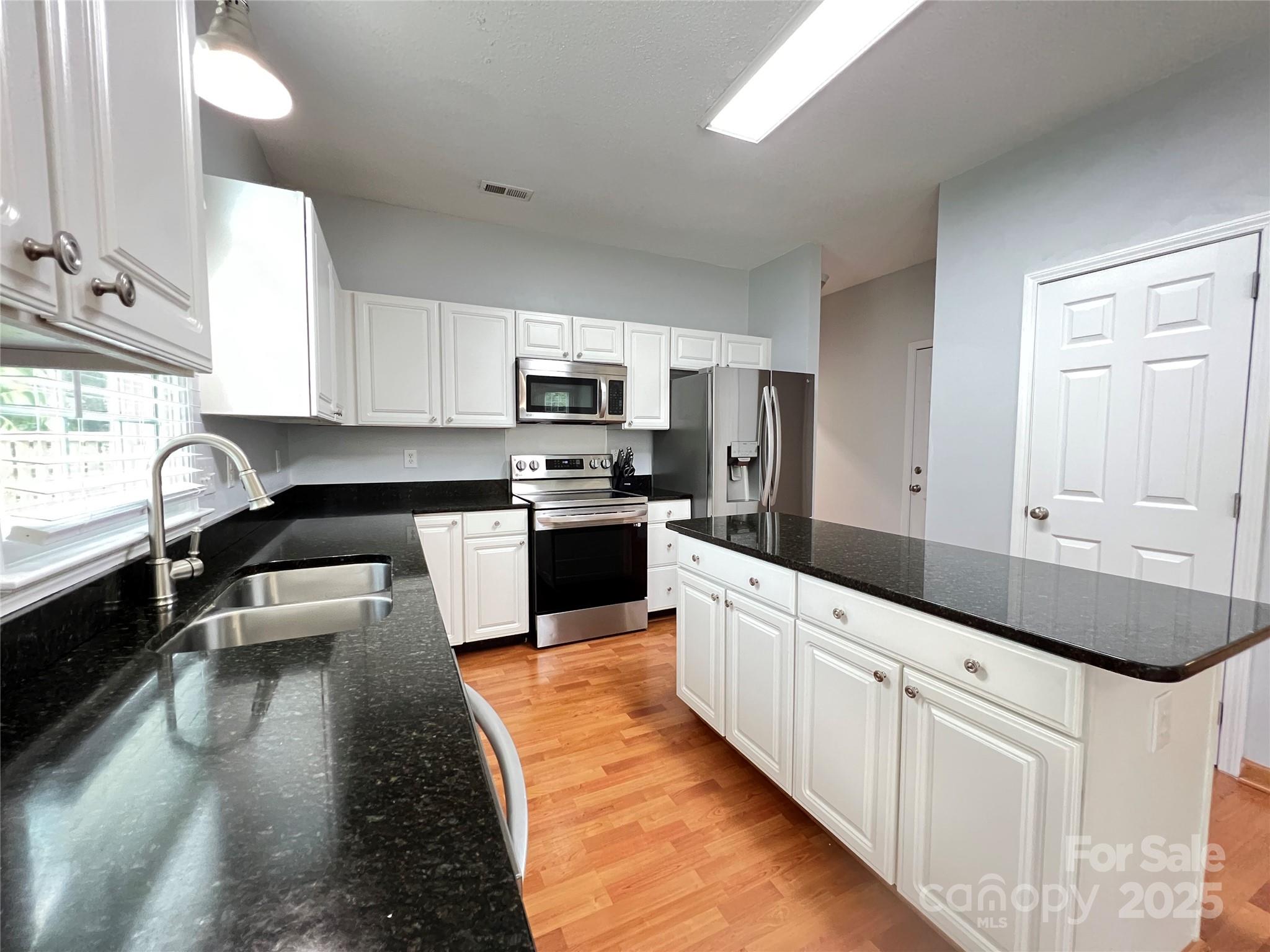 2609 Lamp Post Lane Property Photo 7