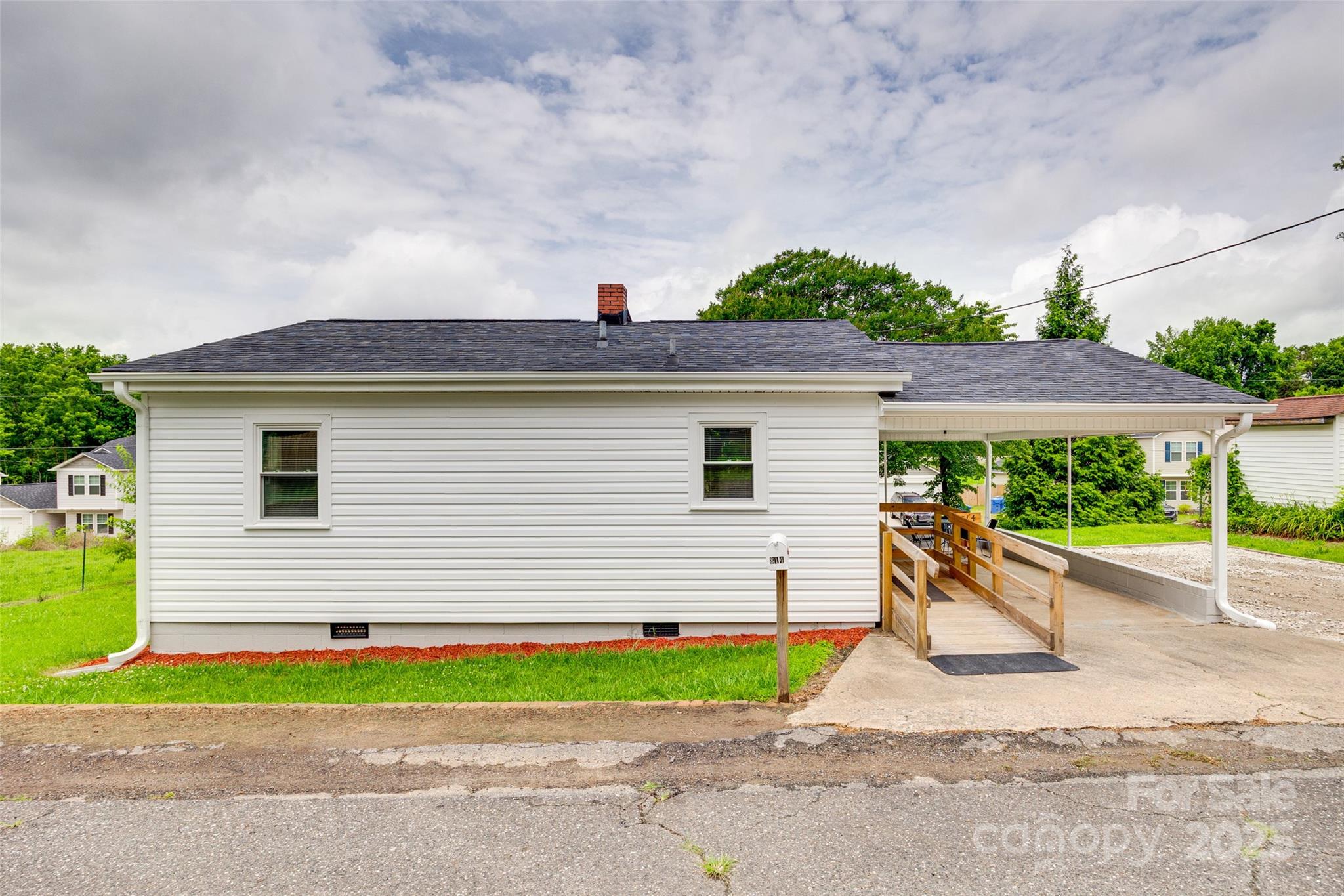 814 Grace Street Property Photo 5