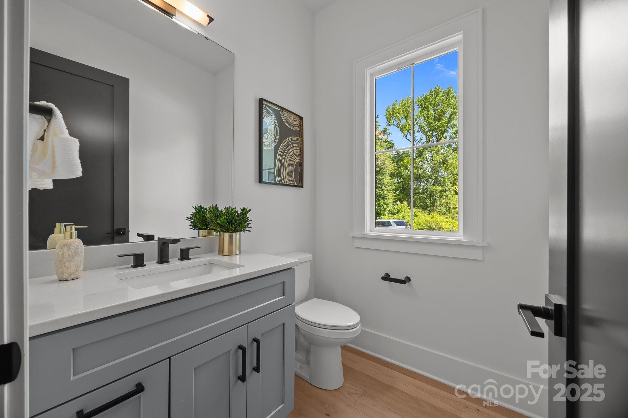 3953 Plainview Road Property Photo 16