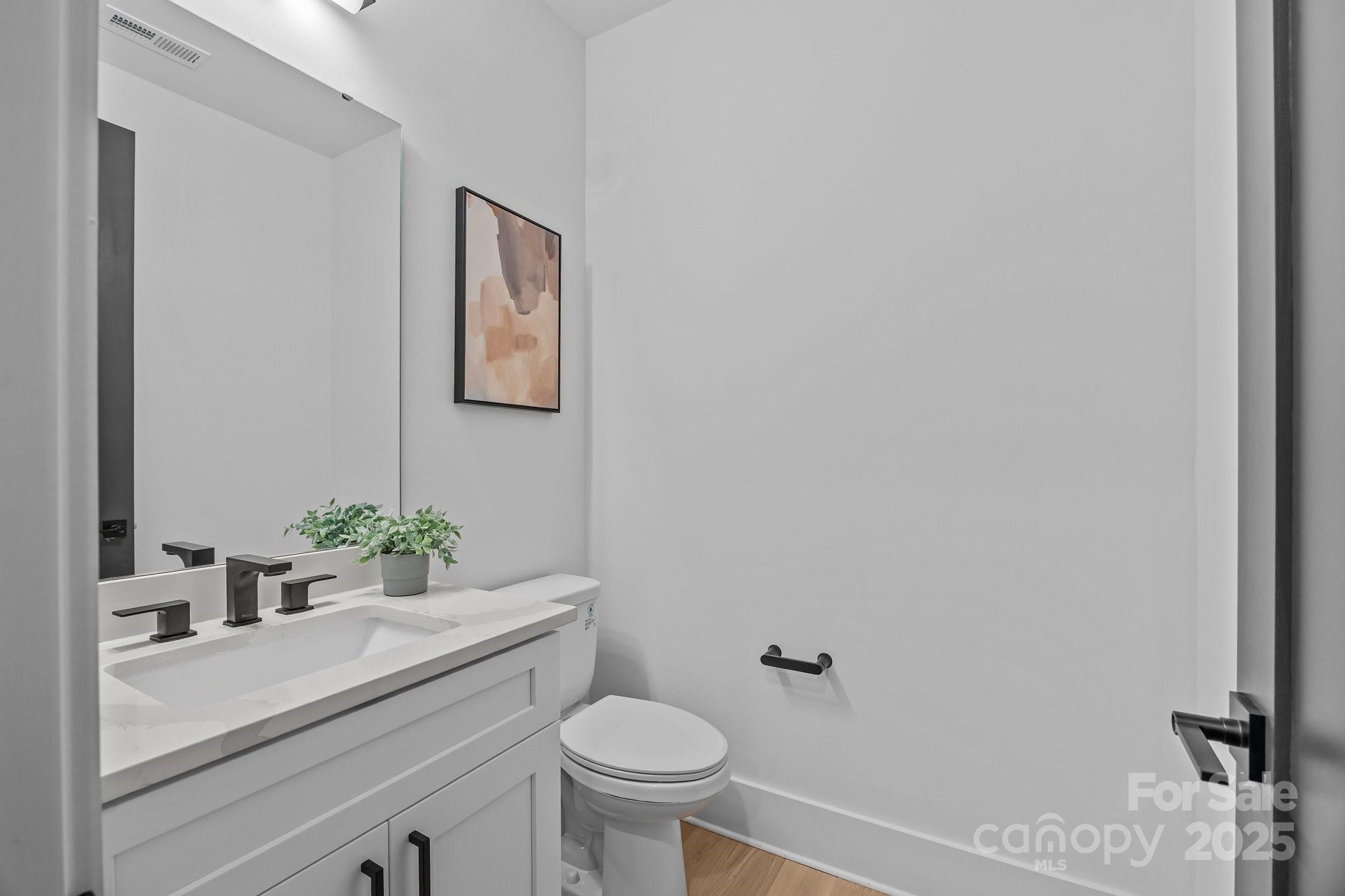 3949 Plainview Road Property Photo 9